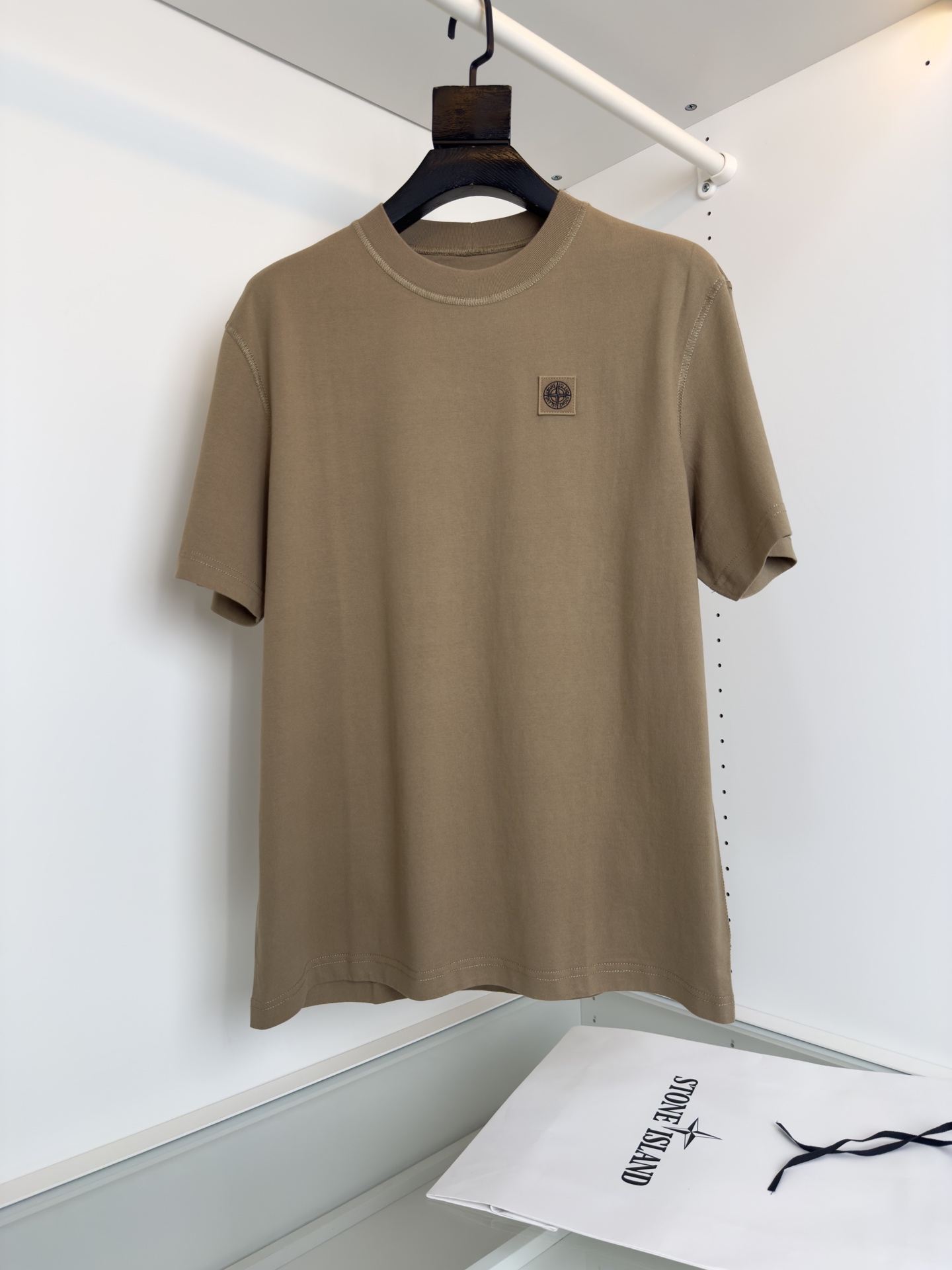 “Stone Island Line: Durable Cotton Fashion with Military Classic Designs” - 图片 1