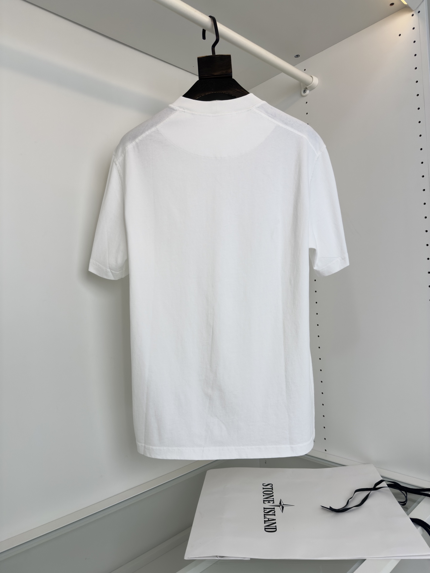 “Stone Island Line: Military-inspired Fashion with Long-lasting Cotton Fabric” - 图片 2