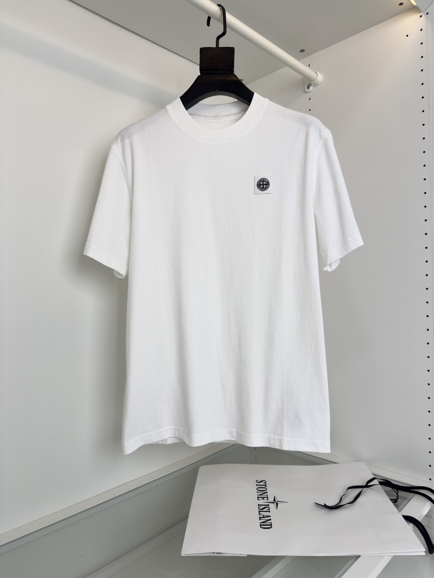 “Stone Island Line: Military-inspired Fashion with Long-lasting Cotton Fabric”