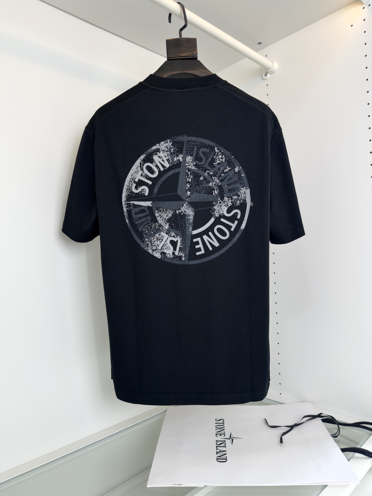 Stone Island: Durable Cotton, Military-Inspired Streetwear Design, Timeless Fashion Appeal - 图片 2