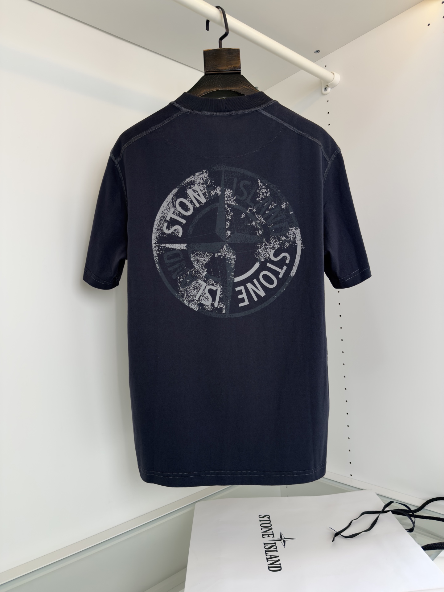 Stone Island: Durable Cotton Material with Timeless Design Combining Military and Street Fashion - 图片 2