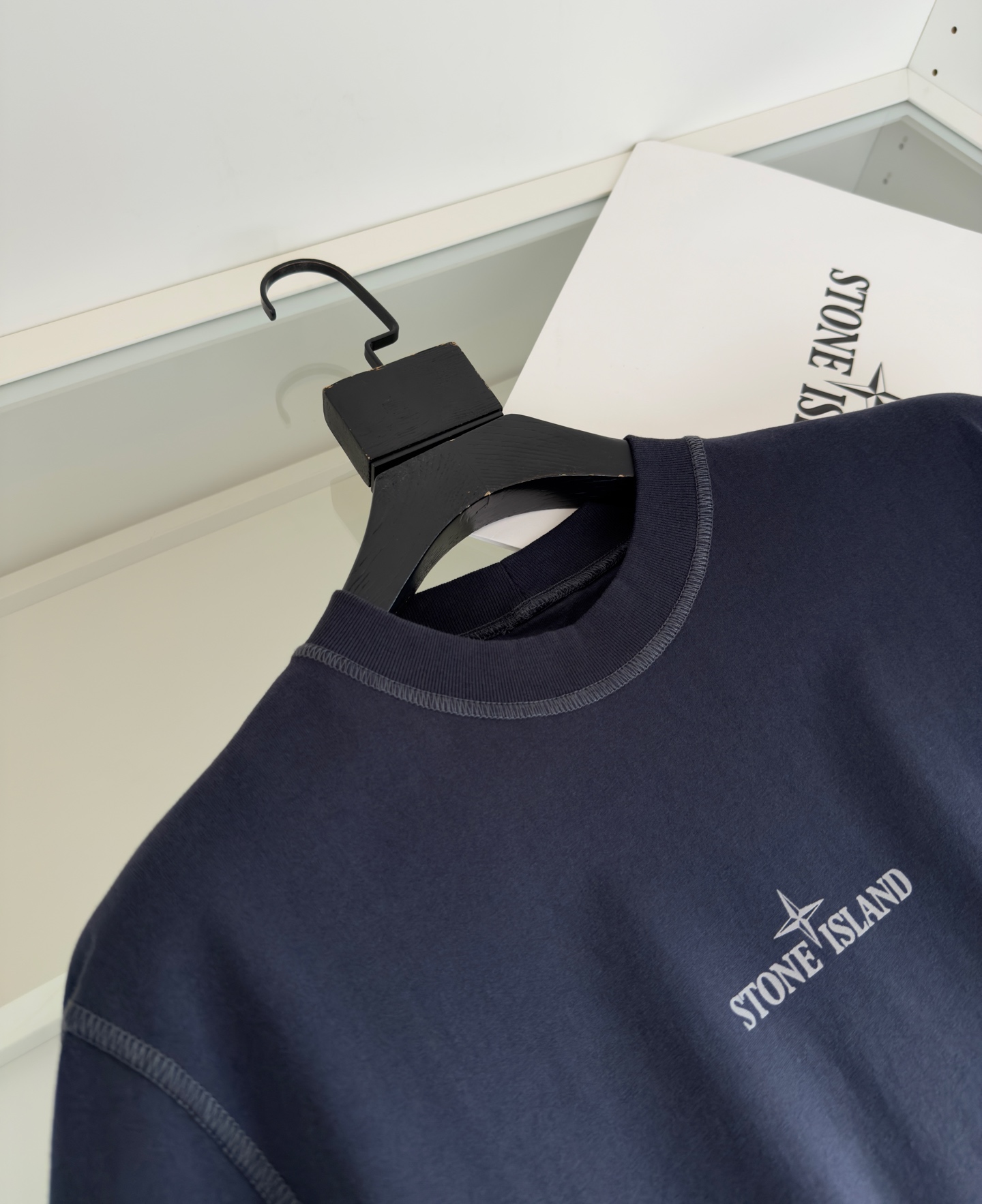 Stone Island: Durable Cotton Material with Timeless Design Combining Military and Street Fashion - 图片 4