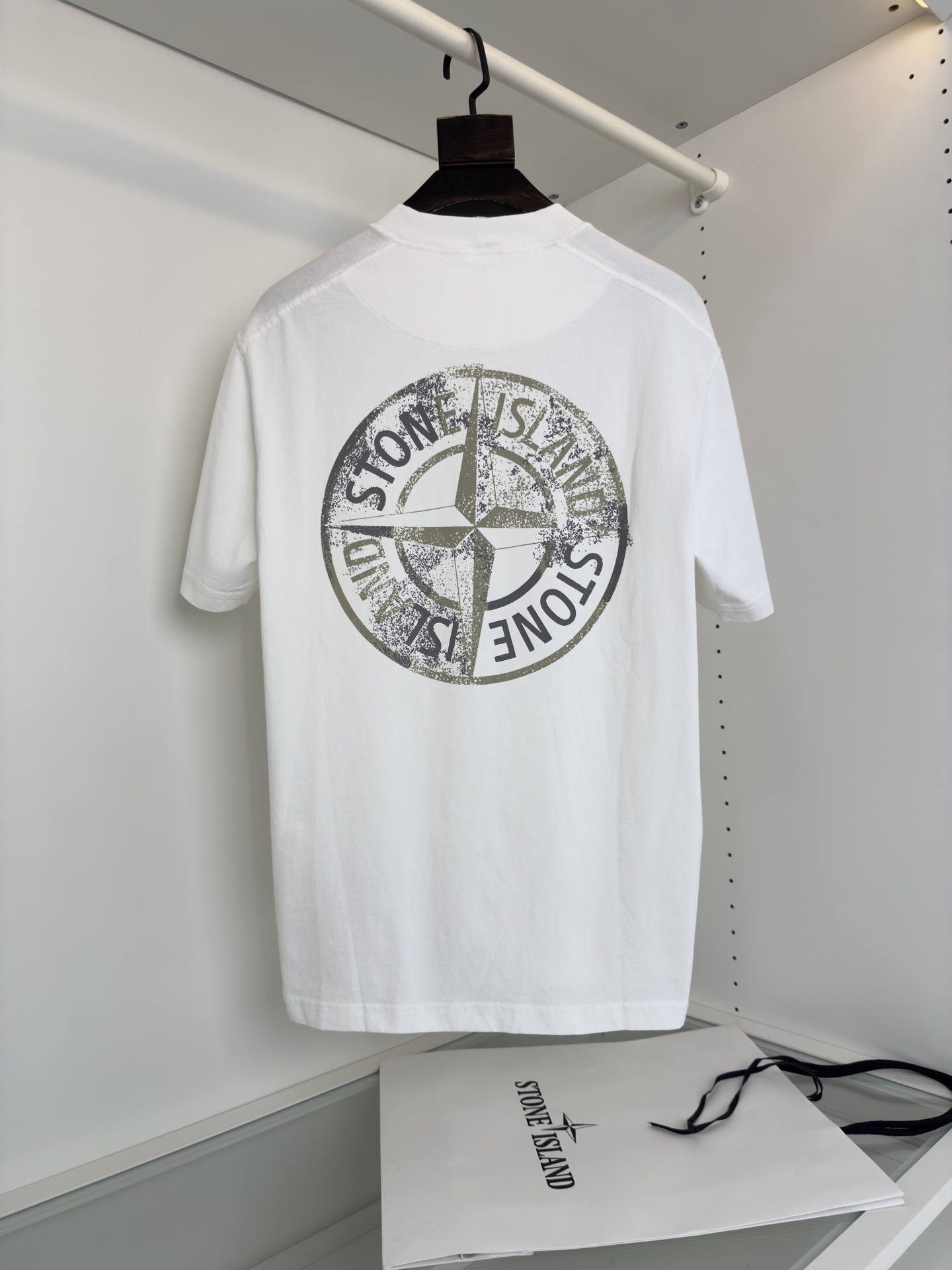 Stone Island: Durable Cotton Material with Military Street Style Design - 图片 2