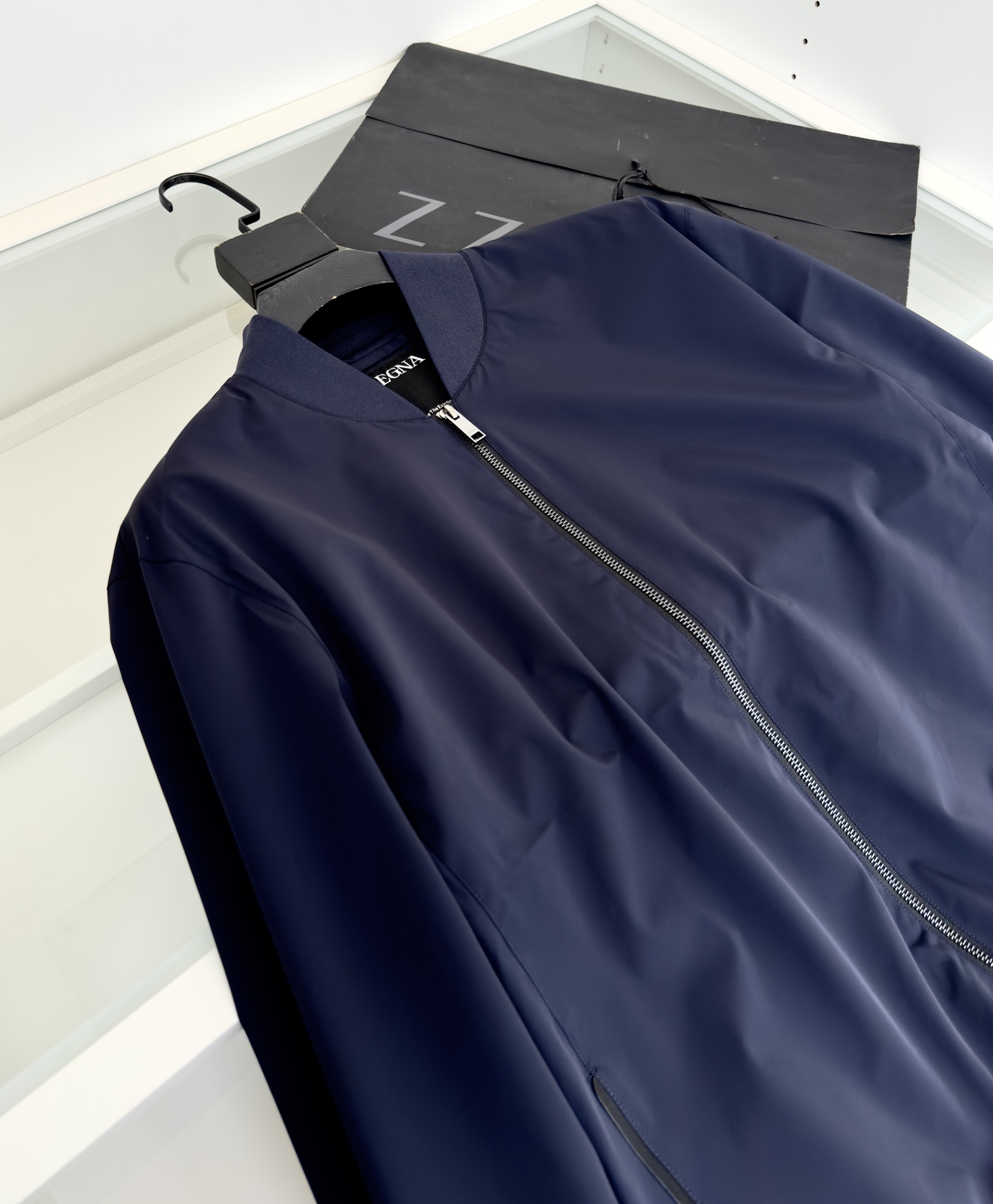 “Men’s Classic Pilot’s Jacket: Quality Design with Comfortable Details for Business Commuters” - 图片 3