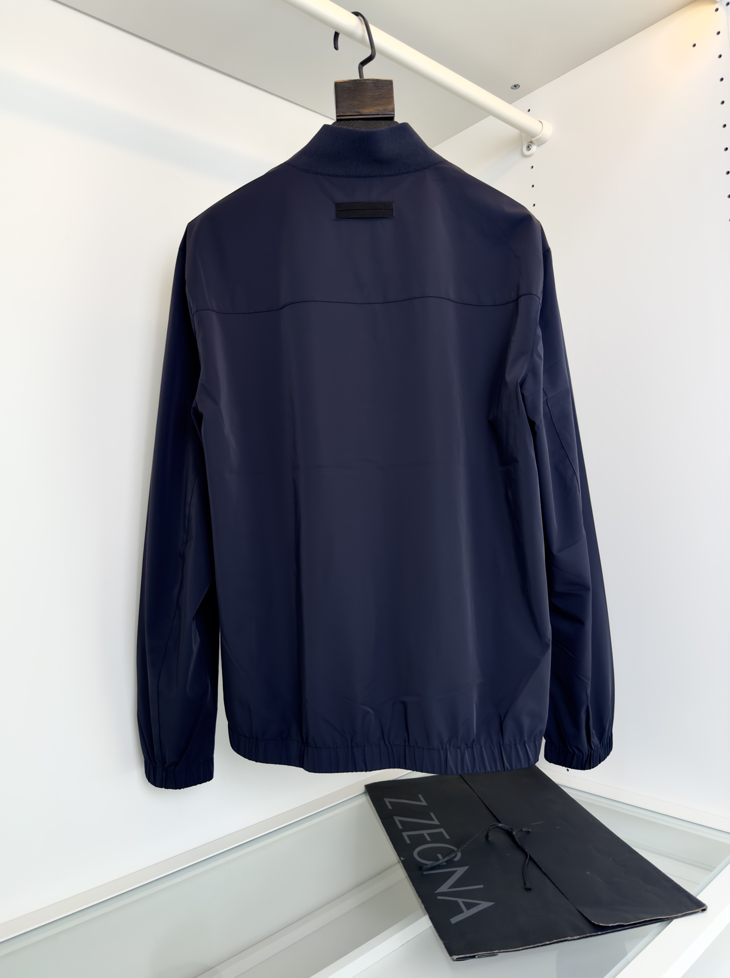 “Men’s Classic Pilot’s Jacket: Quality Design with Comfortable Details for Business Commuters” - 图片 2