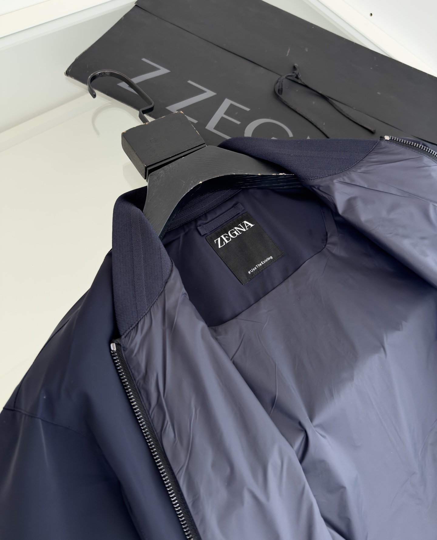 “Men’s Classic Pilot’s Jacket: Quality Design with Comfortable Details for Business Commuters” - 图片 8