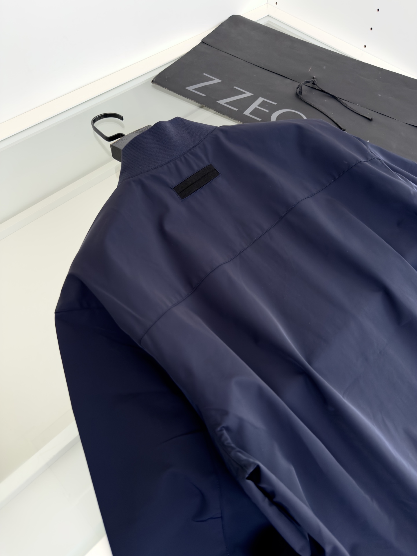 “Men’s Classic Pilot’s Jacket: Quality Design with Comfortable Details for Business Commuters” - 图片 9