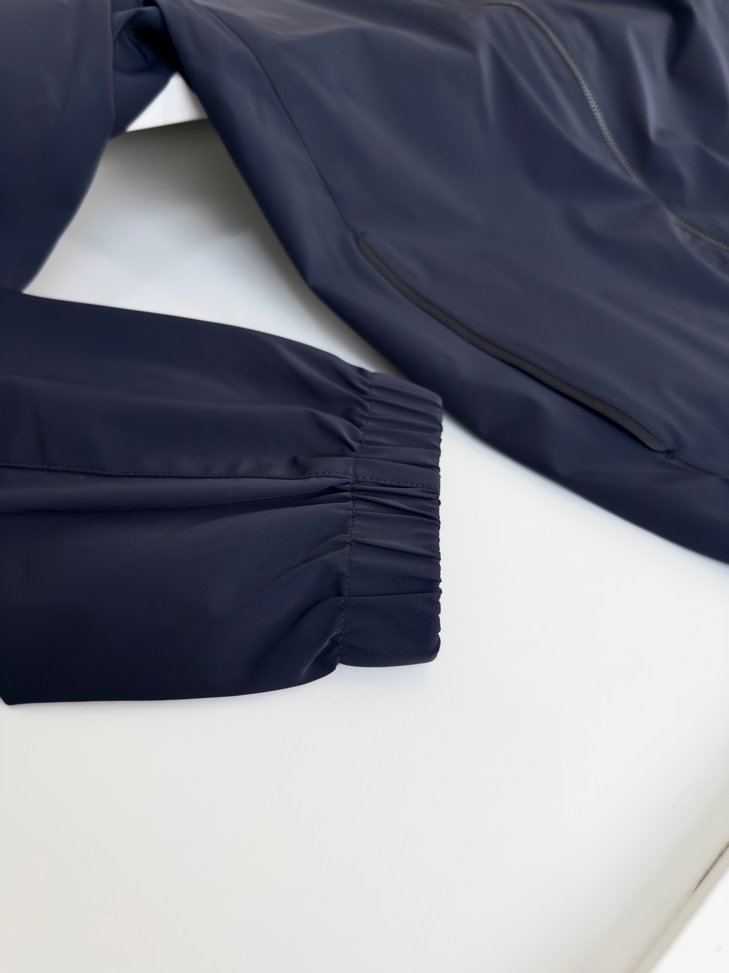 “Men’s Classic Pilot’s Jacket: Quality Design with Comfortable Details for Business Commuters” - 图片 5