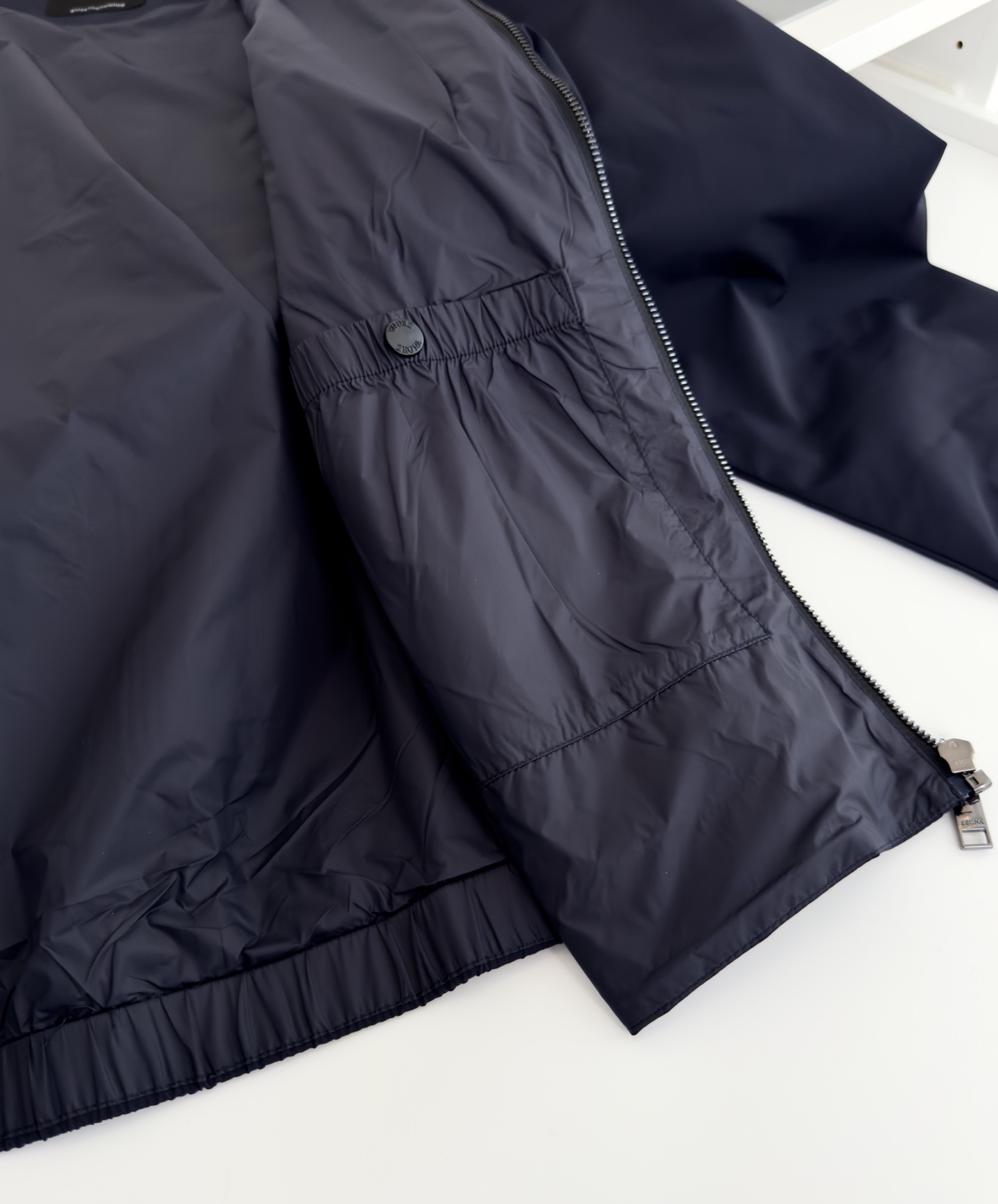 “Men’s Classic Pilot’s Jacket: Quality Design with Comfortable Details for Business Commuters” - 图片 7