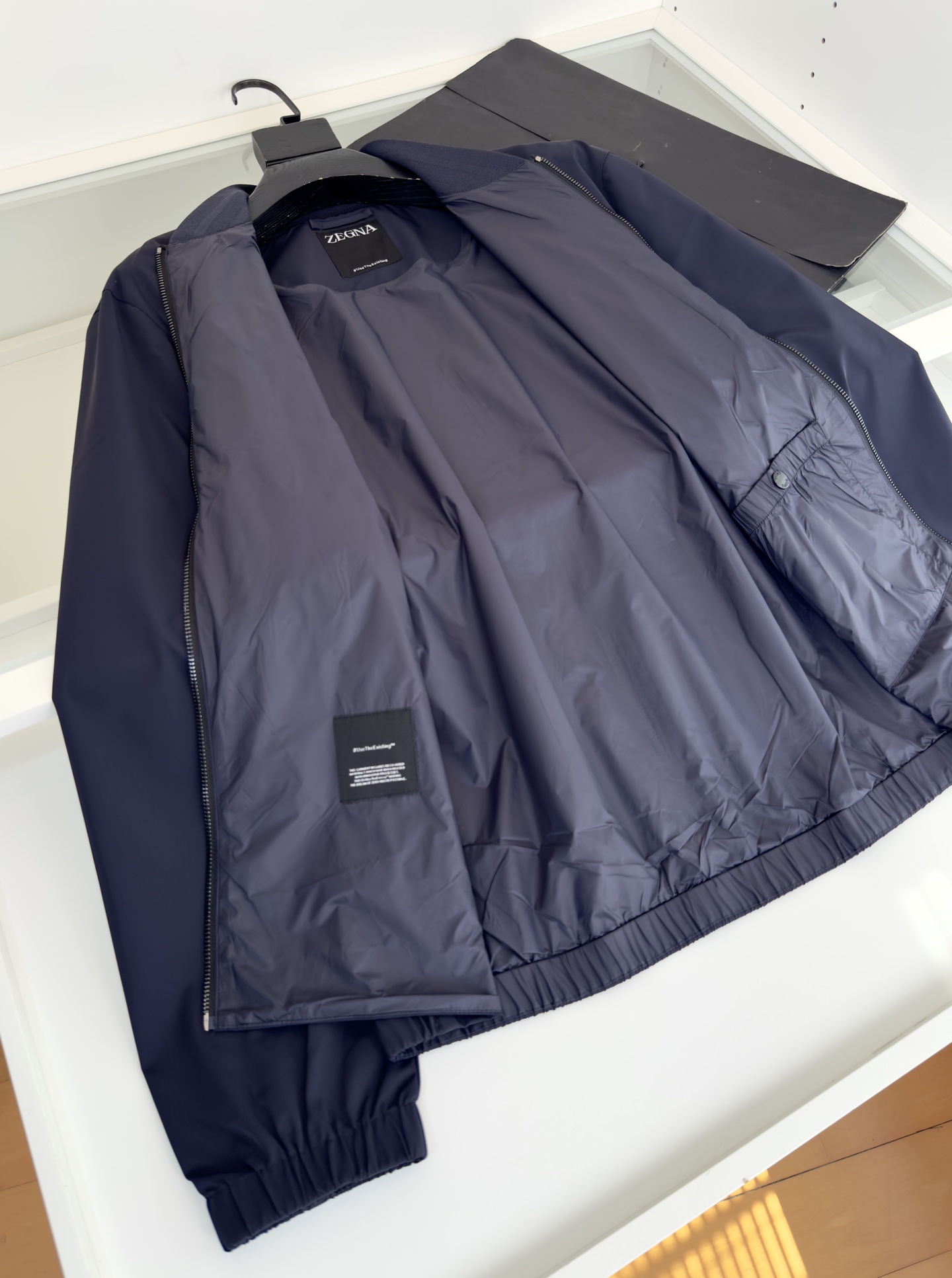 “Men’s Classic Pilot’s Jacket: Quality Design with Comfortable Details for Business Commuters” - 图片 6