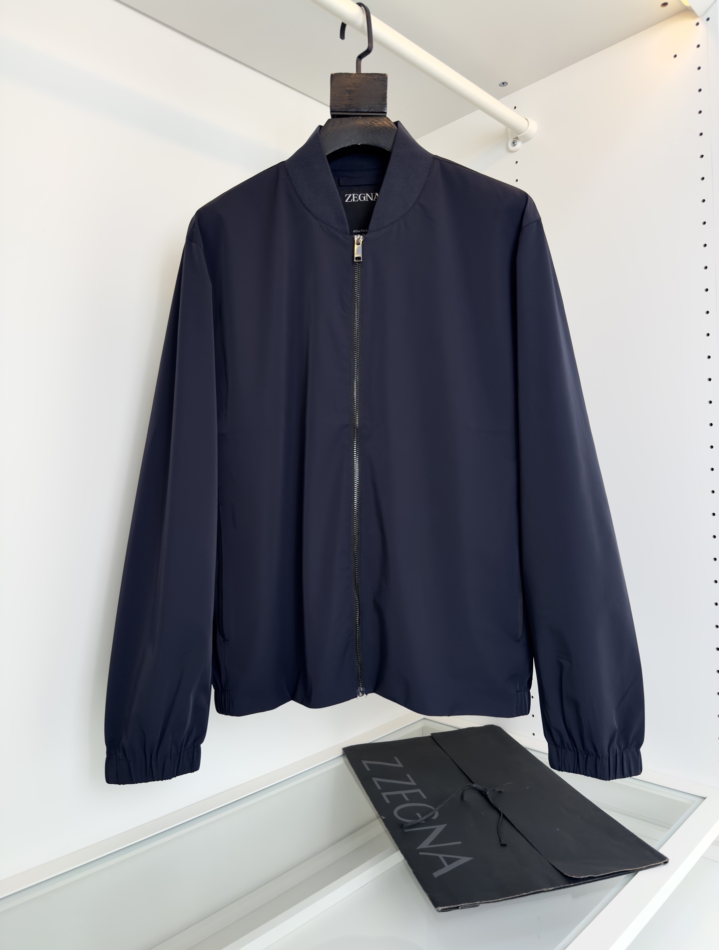 “Men’s Classic Pilot’s Jacket: Quality Design with Comfortable Details for Business Commuters” - 图片 1