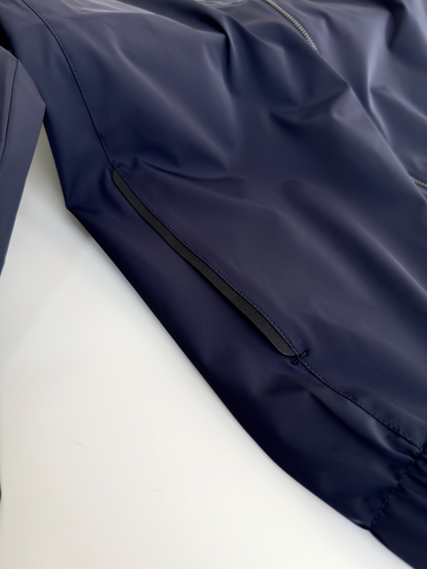 “Men’s Classic Pilot’s Jacket: Quality Design with Comfortable Details for Business Commuters” - 图片 4