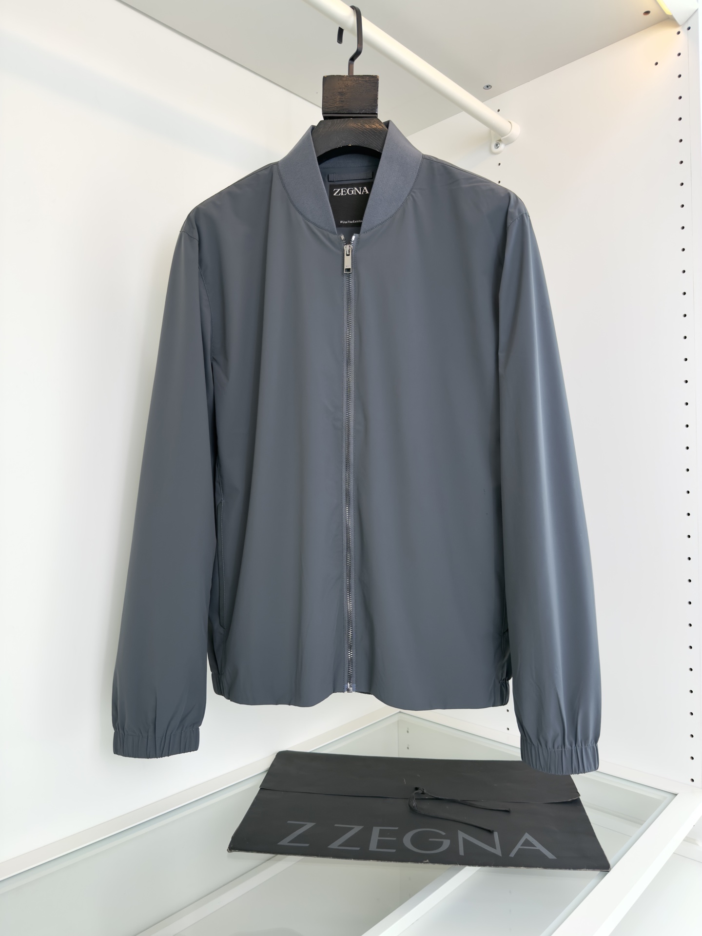 Chaqueta Bomber Clásica Z Zegna Gris Carbón para Hombre - Elegancia y Comodidad