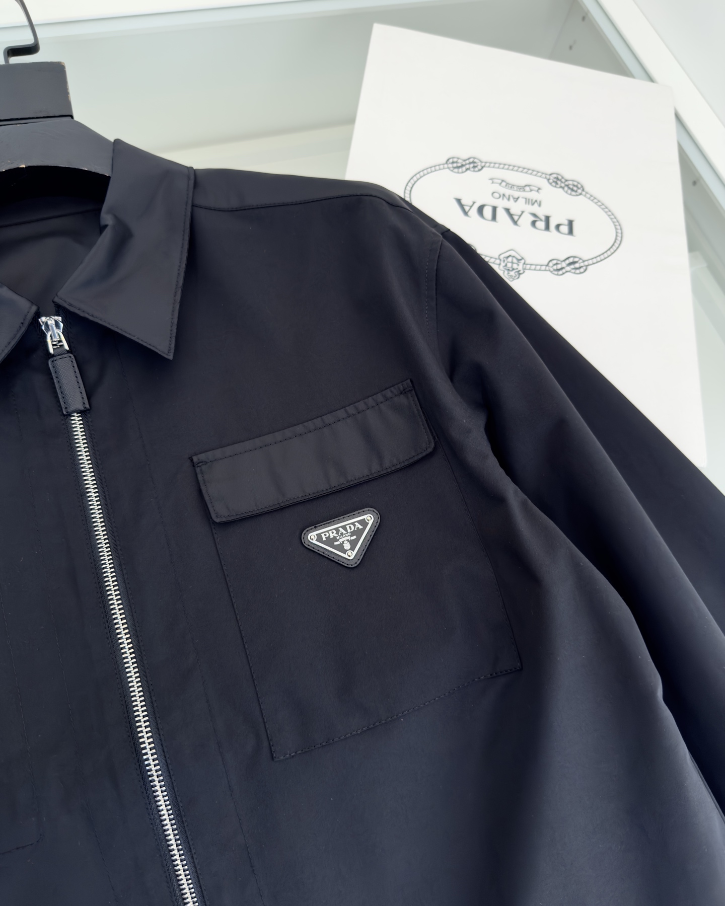 “Autumn 2025 Nylon Shirt Coat with Stylish Details in Black, M-3XL Sizes” - 图片 4