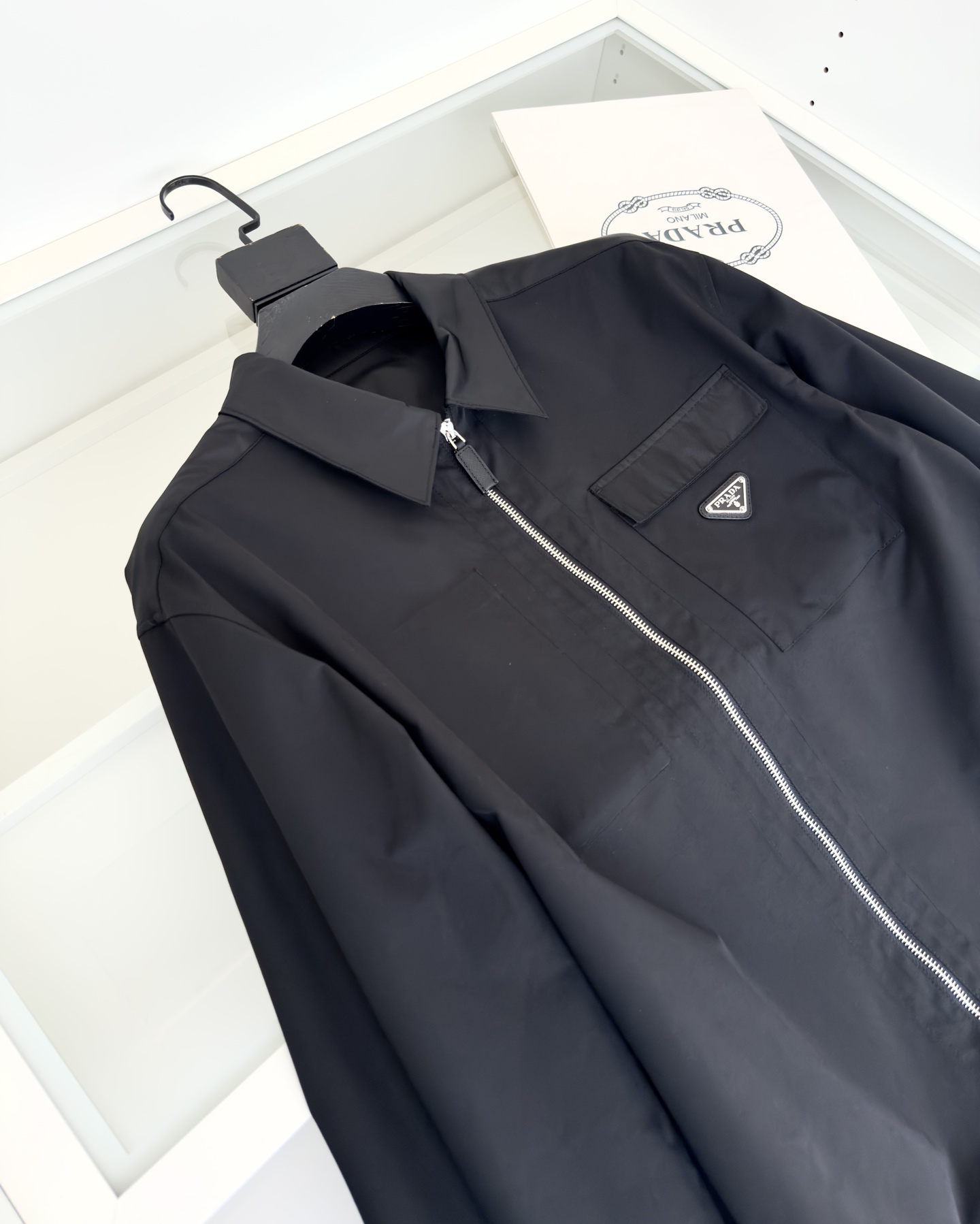 “Autumn 2025 Nylon Shirt Coat with Stylish Details in Black, M-3XL Sizes” - 图片 3