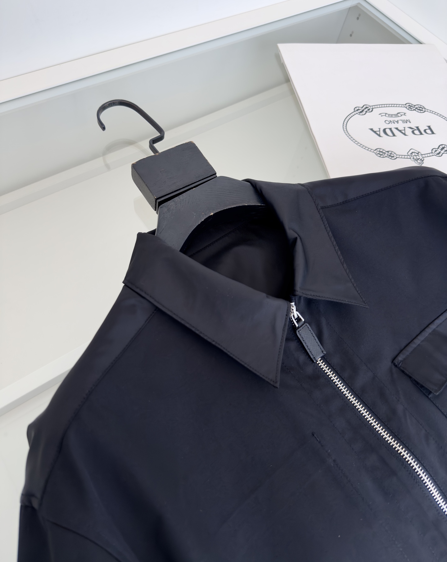 “Autumn 2025 Nylon Shirt Coat with Stylish Details in Black, M-3XL Sizes” - 图片 5