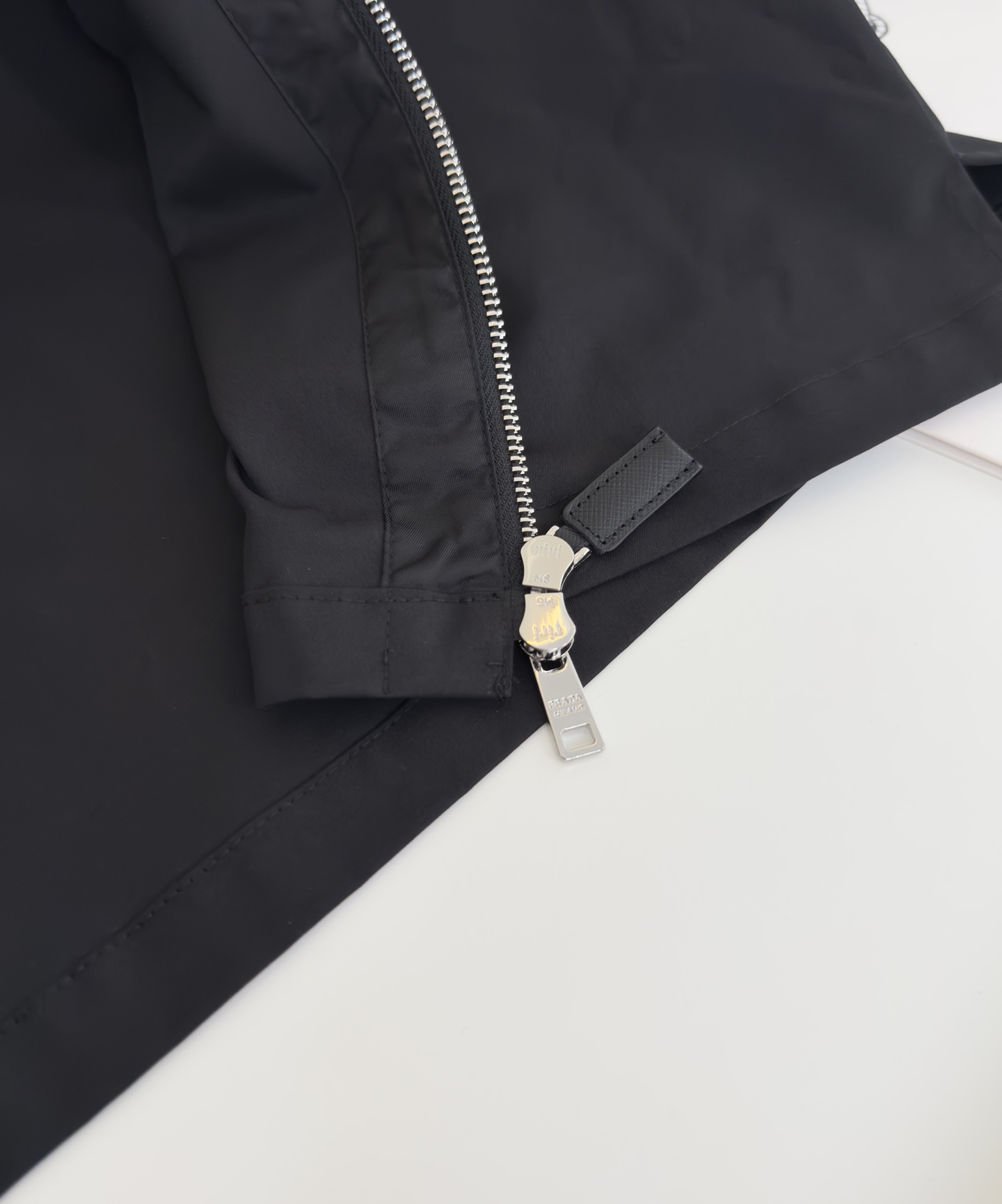 “Autumn 2025 Nylon Shirt Coat with Stylish Details in Black, M-3XL Sizes” - 图片 7