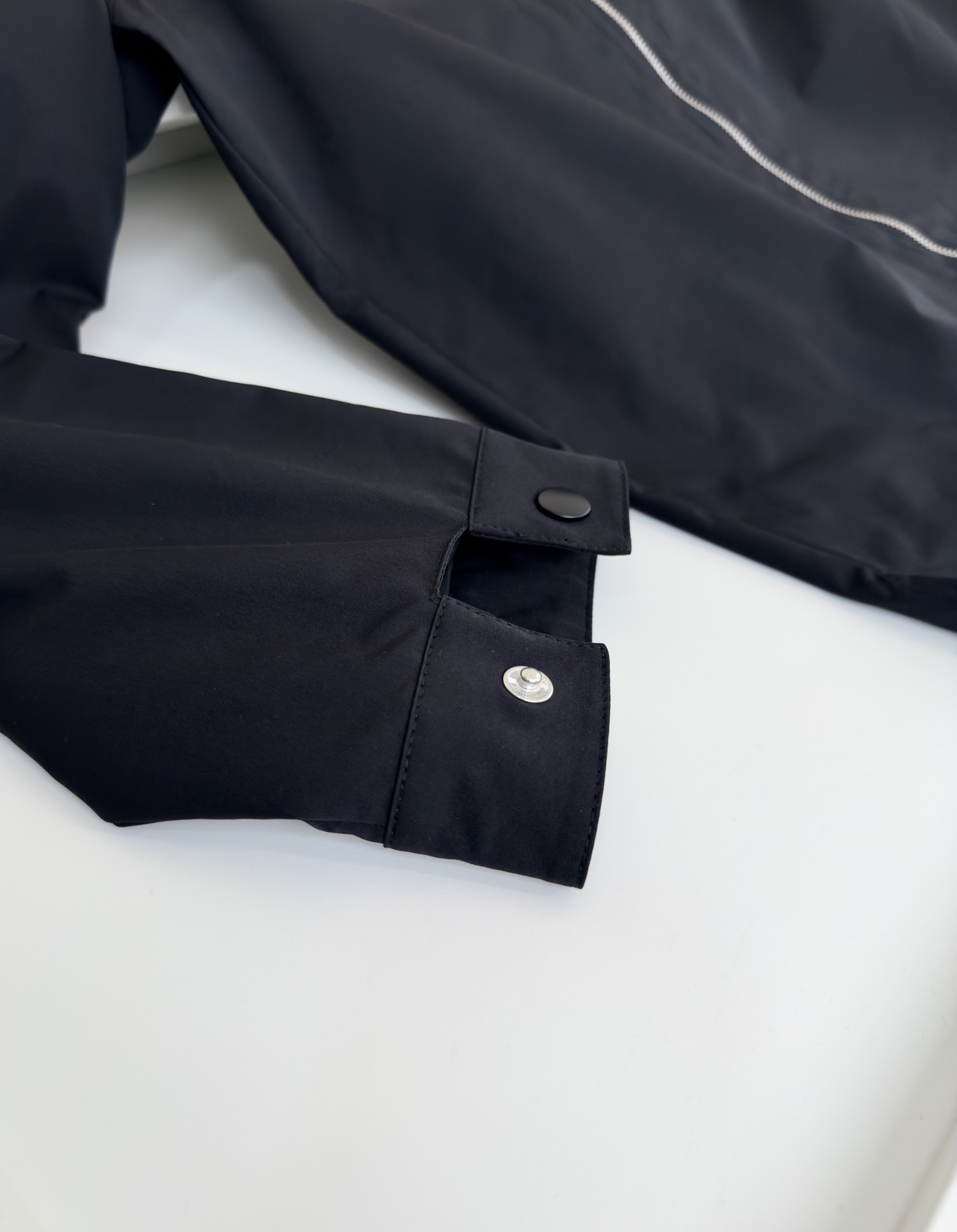 “Autumn 2025 Nylon Shirt Coat with Stylish Details in Black, M-3XL Sizes” - 图片 6