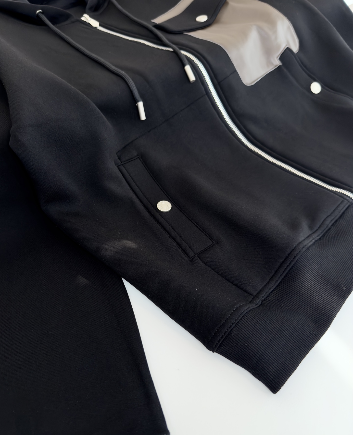 “Emprenettes Cuir Zipper Jackets: Growing Demand, Expensive Design, Detailed Geometric Pellets, Modern Air in Autumn 2025” - 图片 6