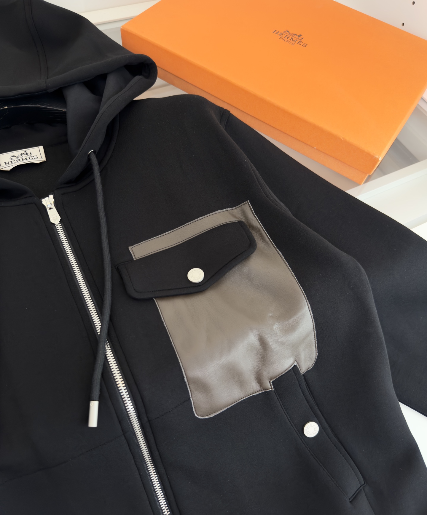 “Emprenettes Cuir Zipper Jackets: Growing Demand, Expensive Design, Detailed Geometric Pellets, Modern Air in Autumn 2025” - 图片 5