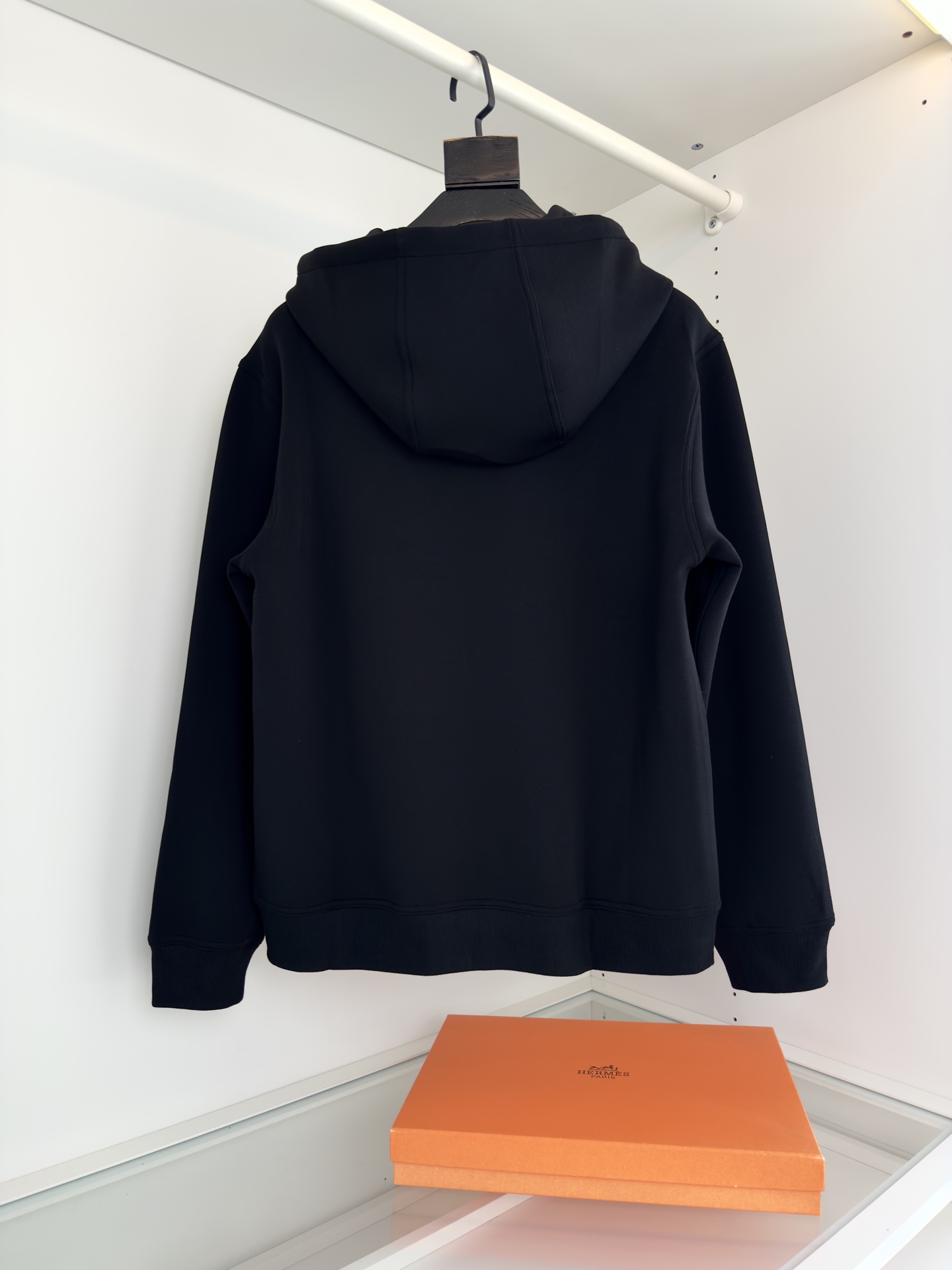 “Emprenettes Cuir Zipper Jackets: Growing Demand, Expensive Design, Detailed Geometric Pellets, Modern Air in Autumn 2025” - 图片 2