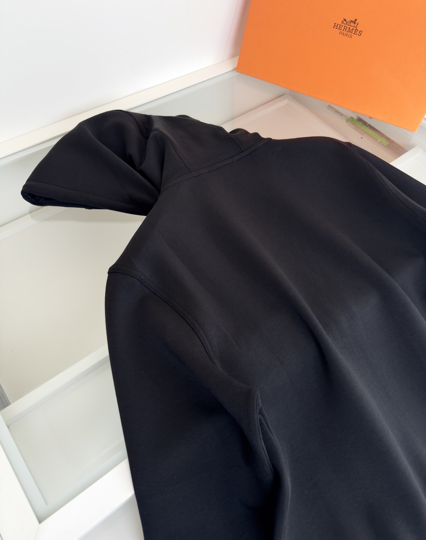 “Emprenettes Cuir Zipper Jackets: Growing Demand, Expensive Design, Detailed Geometric Pellets, Modern Air in Autumn 2025” - 图片 9