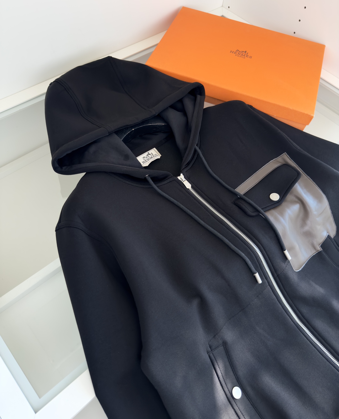 “Emprenettes Cuir Zipper Jackets: Growing Demand, Expensive Design, Detailed Geometric Pellets, Modern Air in Autumn 2025” - 图片 3