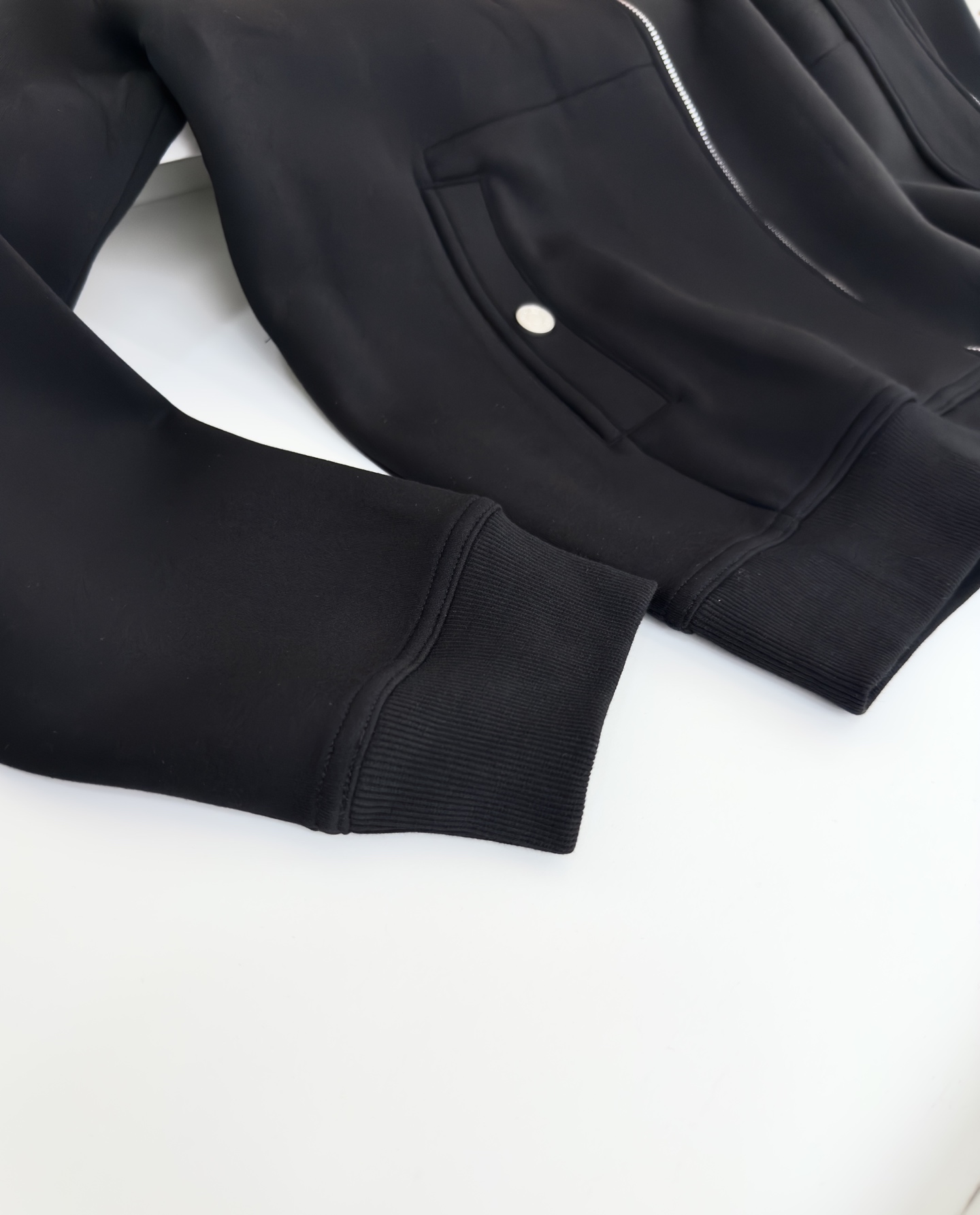“Emprenettes Cuir Zipper Jackets: Growing Demand, Expensive Design, Detailed Geometric Pellets, Modern Air in Autumn 2025” - 图片 8