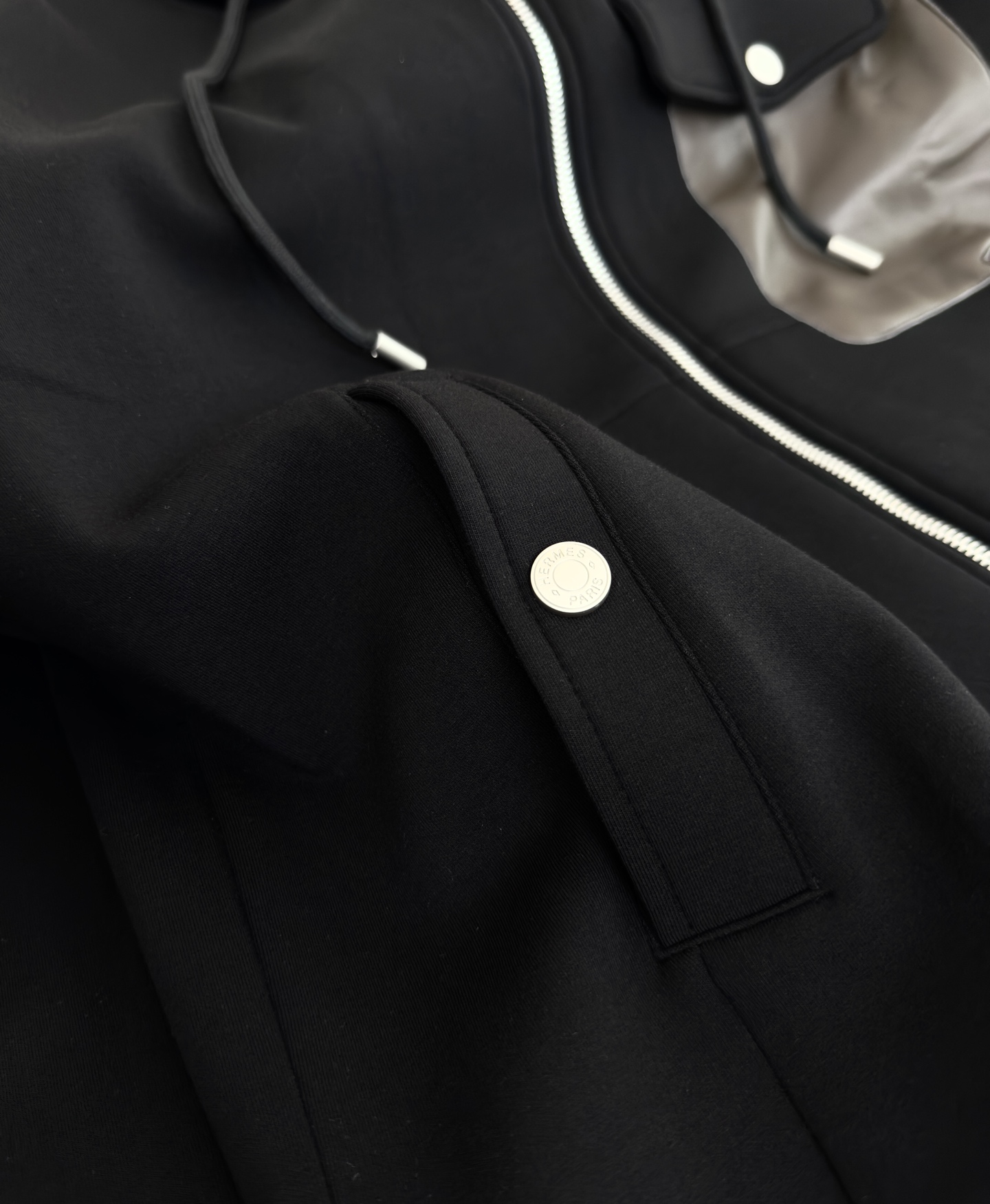 “Emprenettes Cuir Zipper Jackets: Growing Demand, Expensive Design, Detailed Geometric Pellets, Modern Air in Autumn 2025” - 图片 7