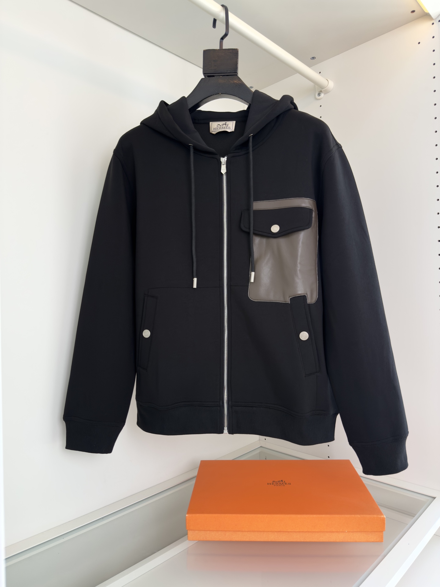 “Emprenettes Cuir Zipper Jackets: Growing Demand, Expensive Design, Detailed Geometric Pellets, Modern Air in Autumn 2025” - 图片 1