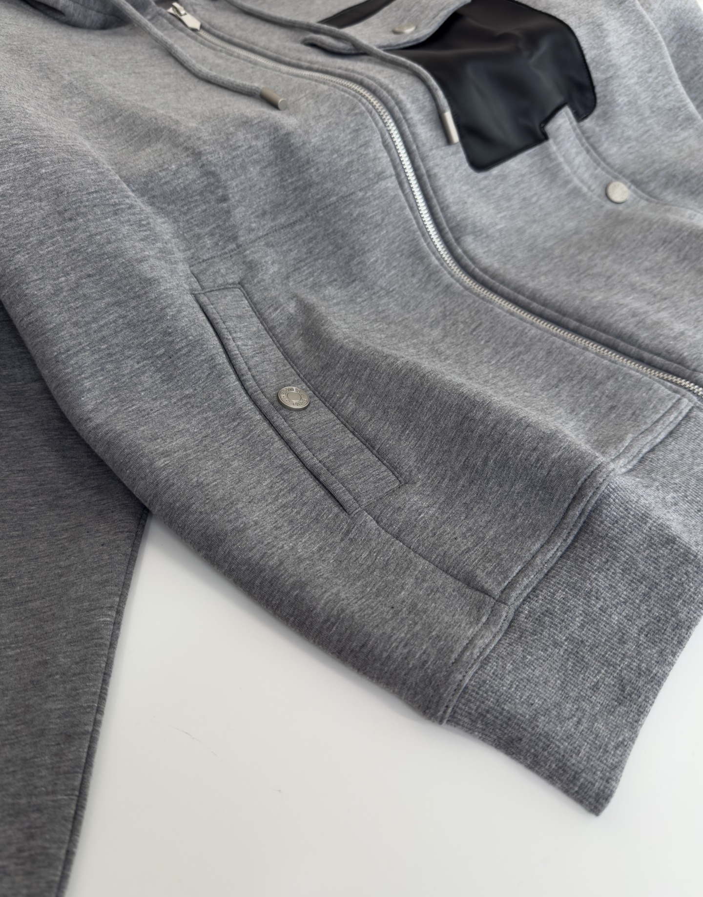 “Emprenettes Cuir Zipper Jackets: Expensive, Detailed Geometric Design Trends for 2025” - 图片 7