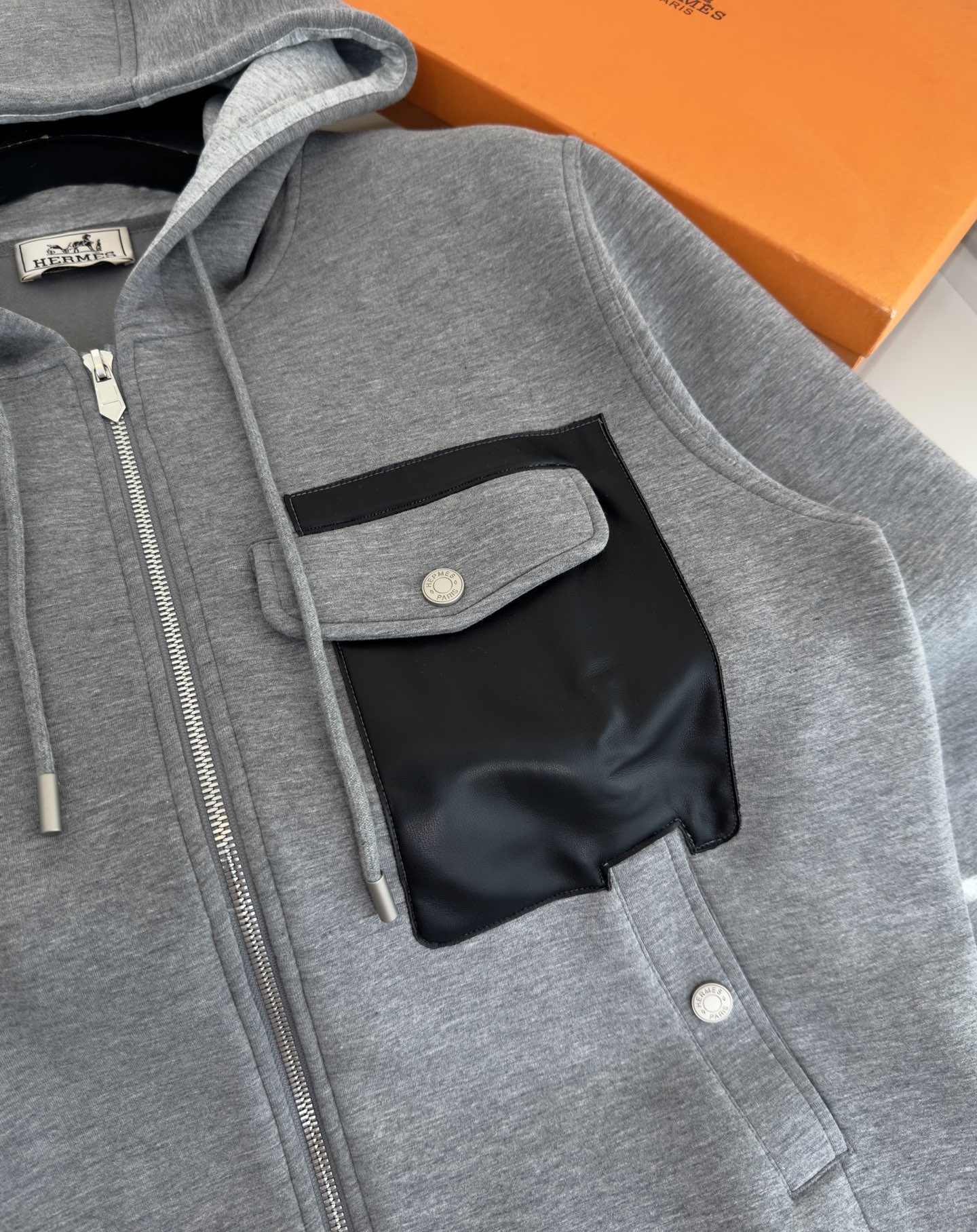 “Emprenettes Cuir Zipper Jackets: Expensive, Detailed Geometric Design Trends for 2025” - 图片 5