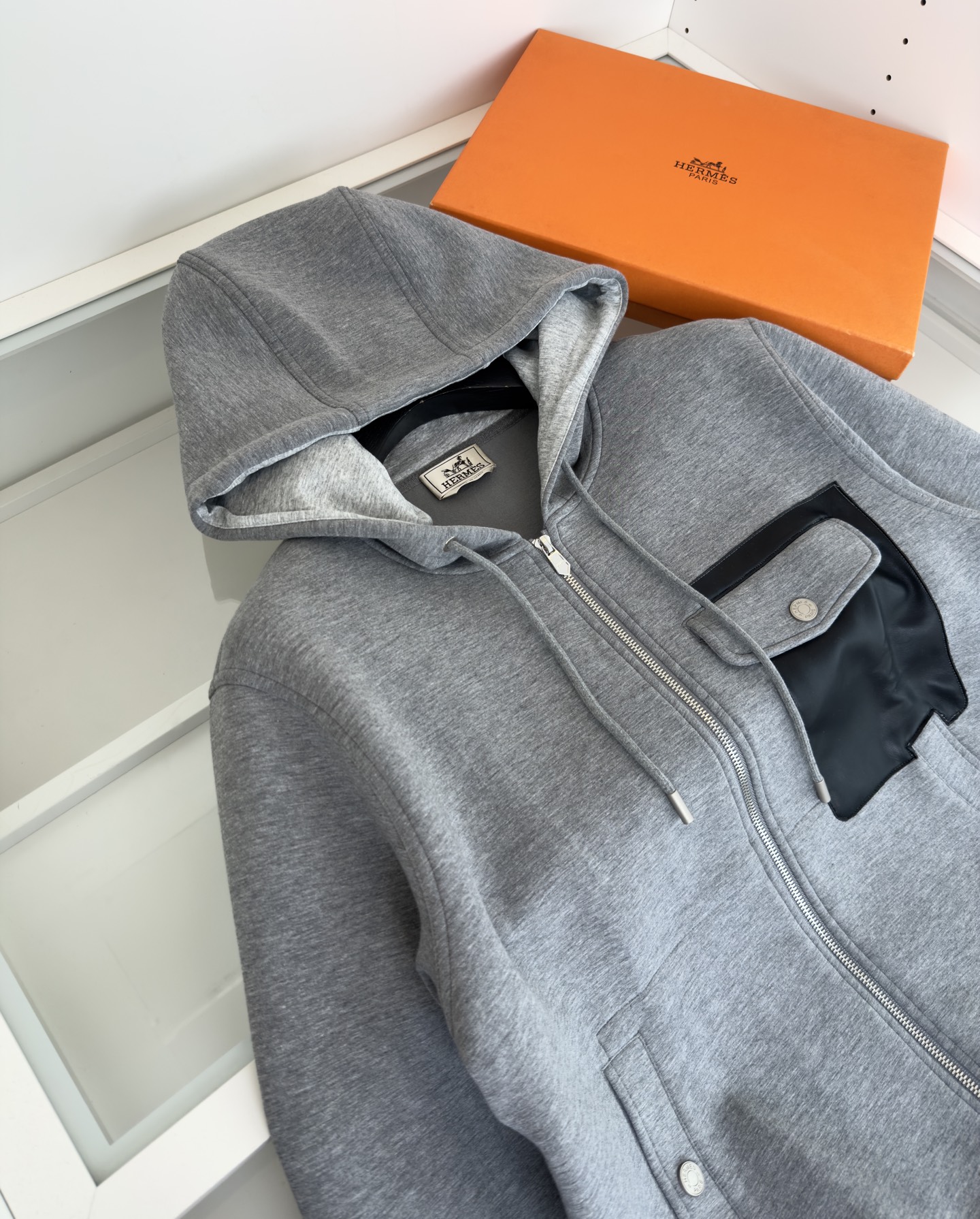 “Emprenettes Cuir Zipper Jackets: Expensive, Detailed Geometric Design Trends for 2025” - 图片 3