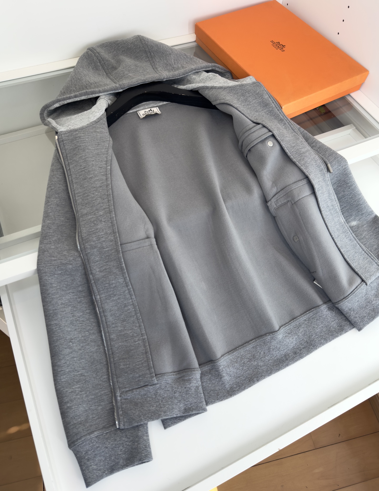 “Emprenettes Cuir Zipper Jackets: Expensive, Detailed Geometric Design Trends for 2025” - 图片 8