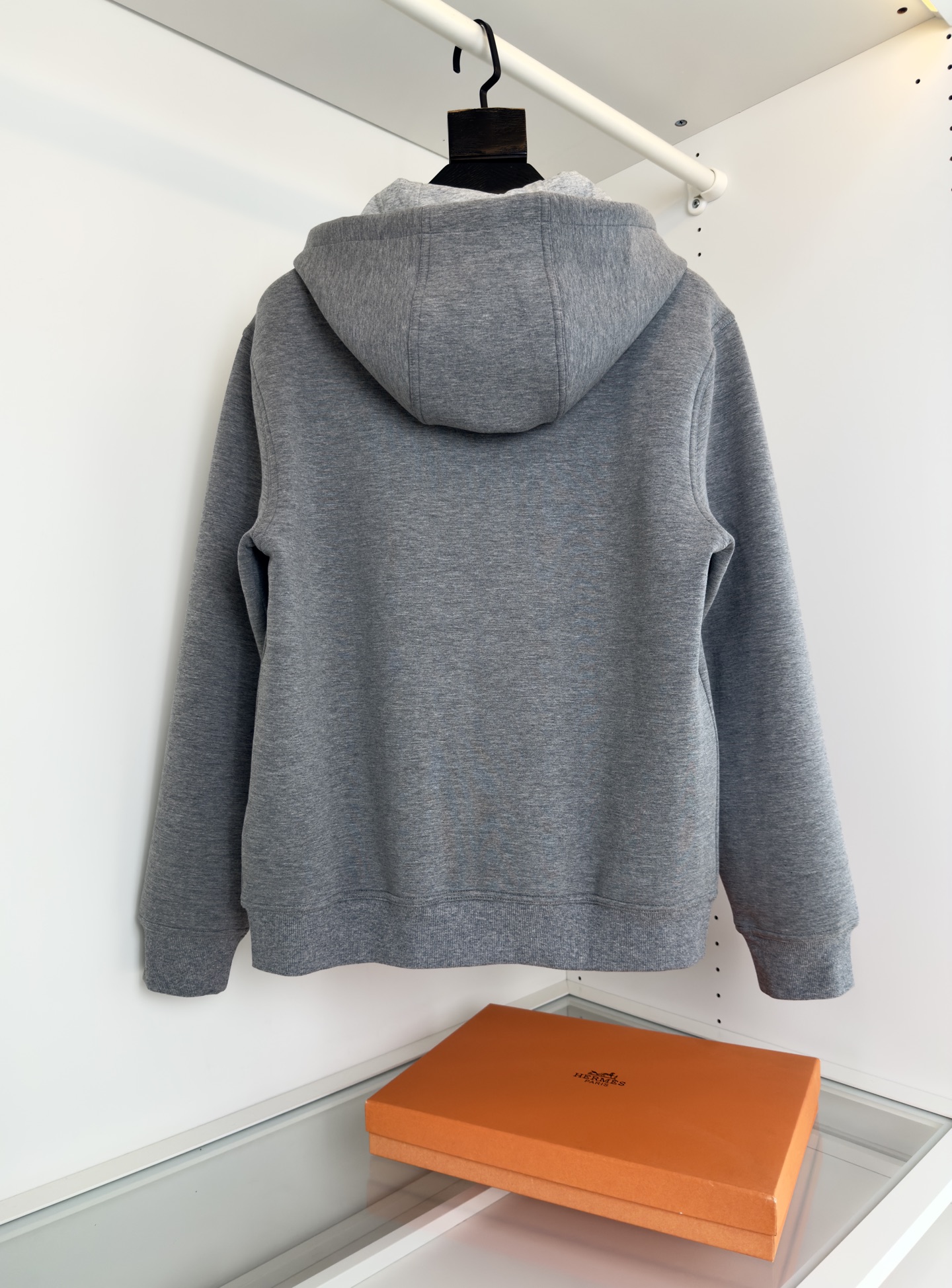 “Emprenettes Cuir Zipper Jackets: Expensive, Detailed Geometric Design Trends for 2025” - 图片 2
