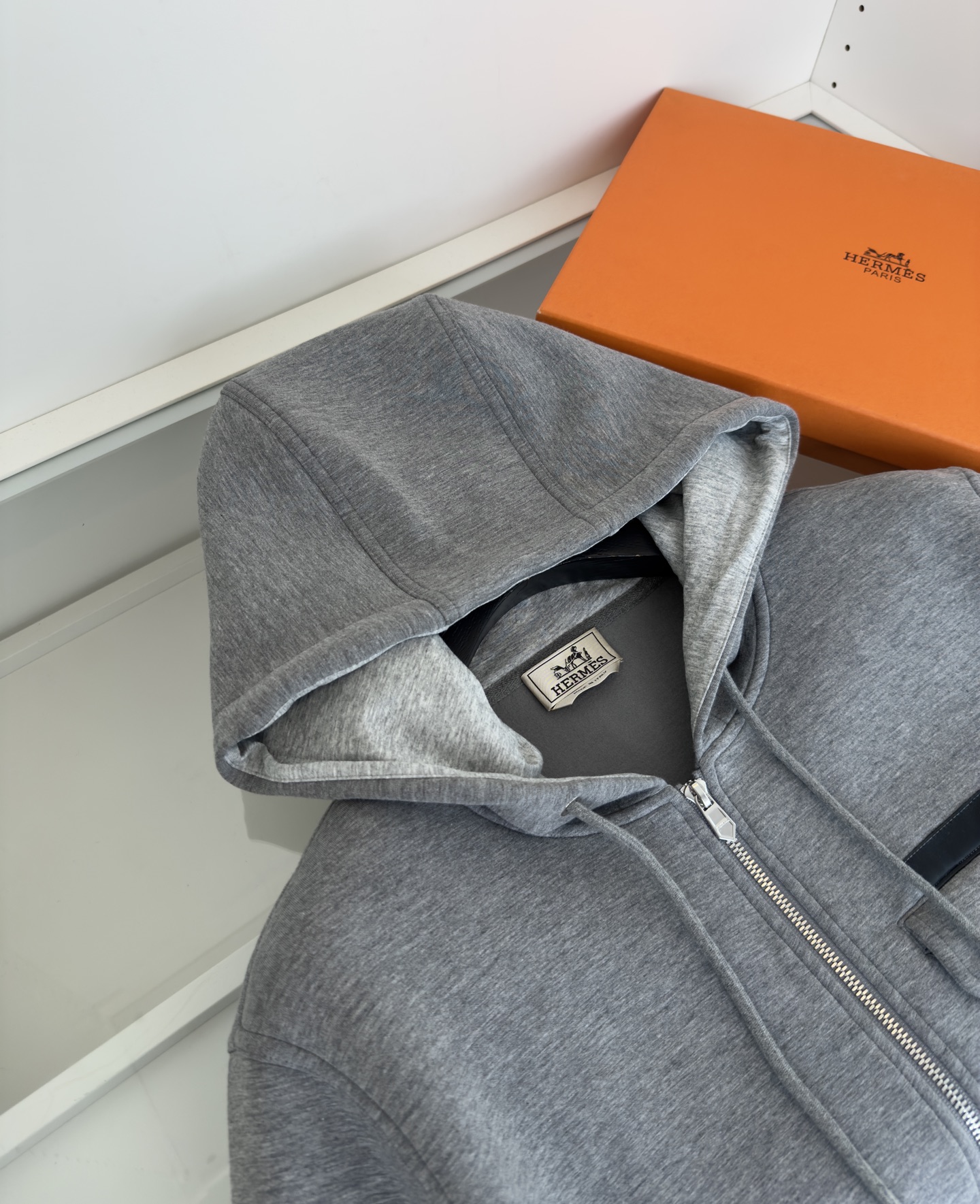 “Emprenettes Cuir Zipper Jackets: Expensive, Detailed Geometric Design Trends for 2025” - 图片 4