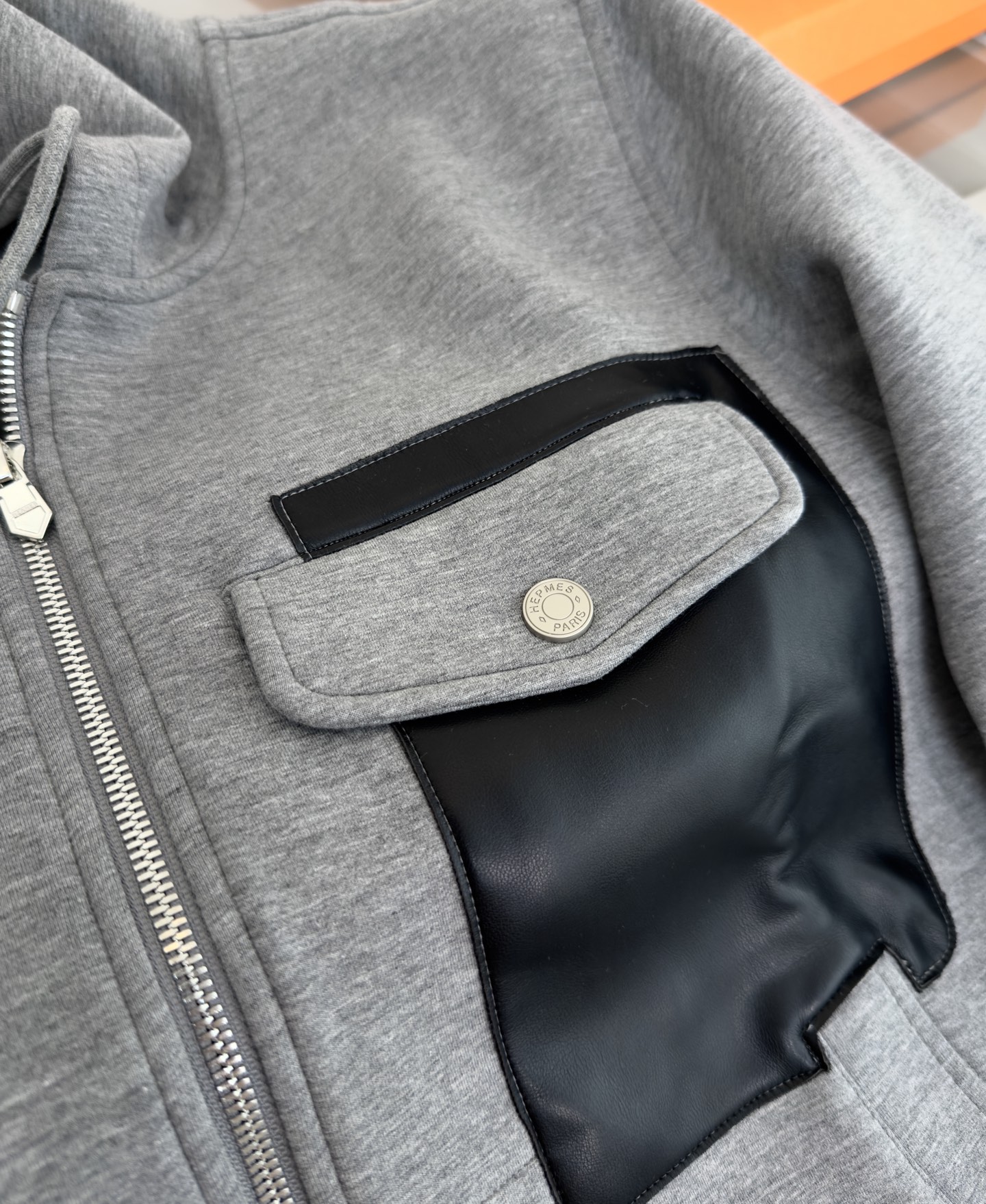 “Emprenettes Cuir Zipper Jackets: Expensive, Detailed Geometric Design Trends for 2025” - 图片 6