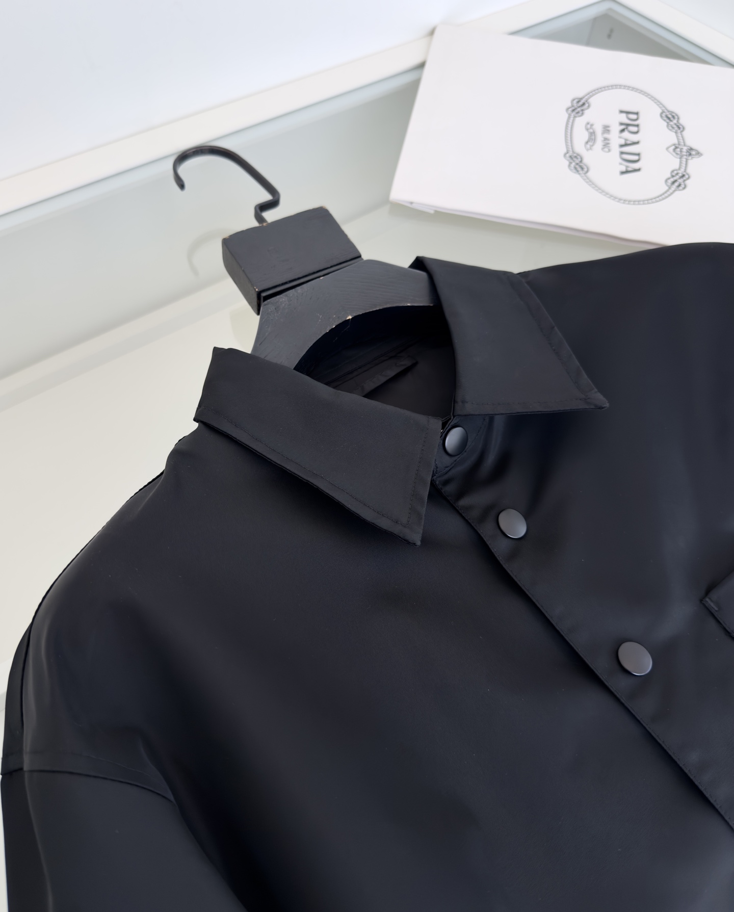 “2025 Pr**a Re-Nylon Coats: Redefining Classic Triangle Shape with Aesthetic Simplicity | High-Density Nylon Fabrics” - 图片 5