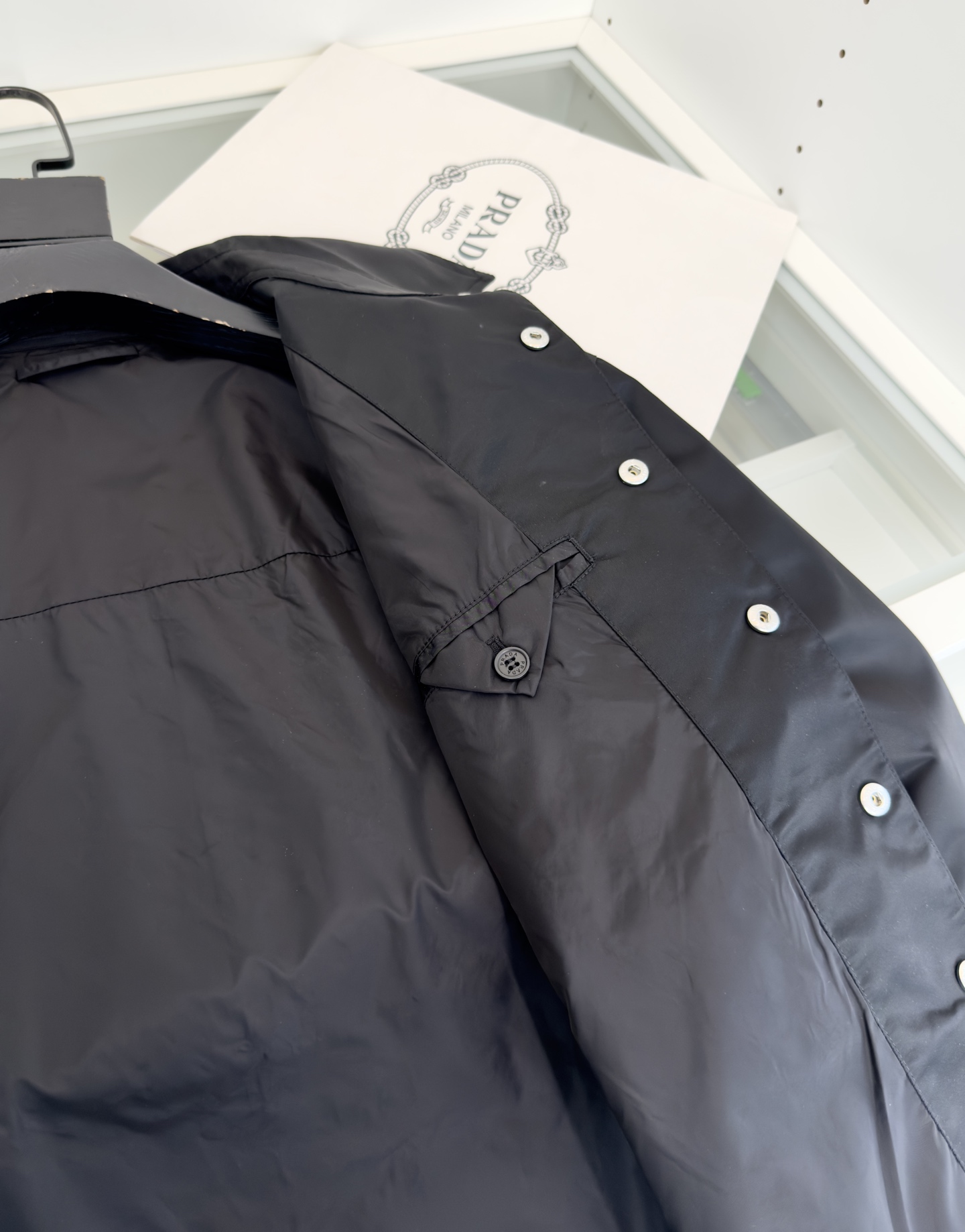 “2025 Pr**a Re-Nylon Coats: Redefining Classic Triangle Shape with Aesthetic Simplicity | High-Density Nylon Fabrics” - 图片 8