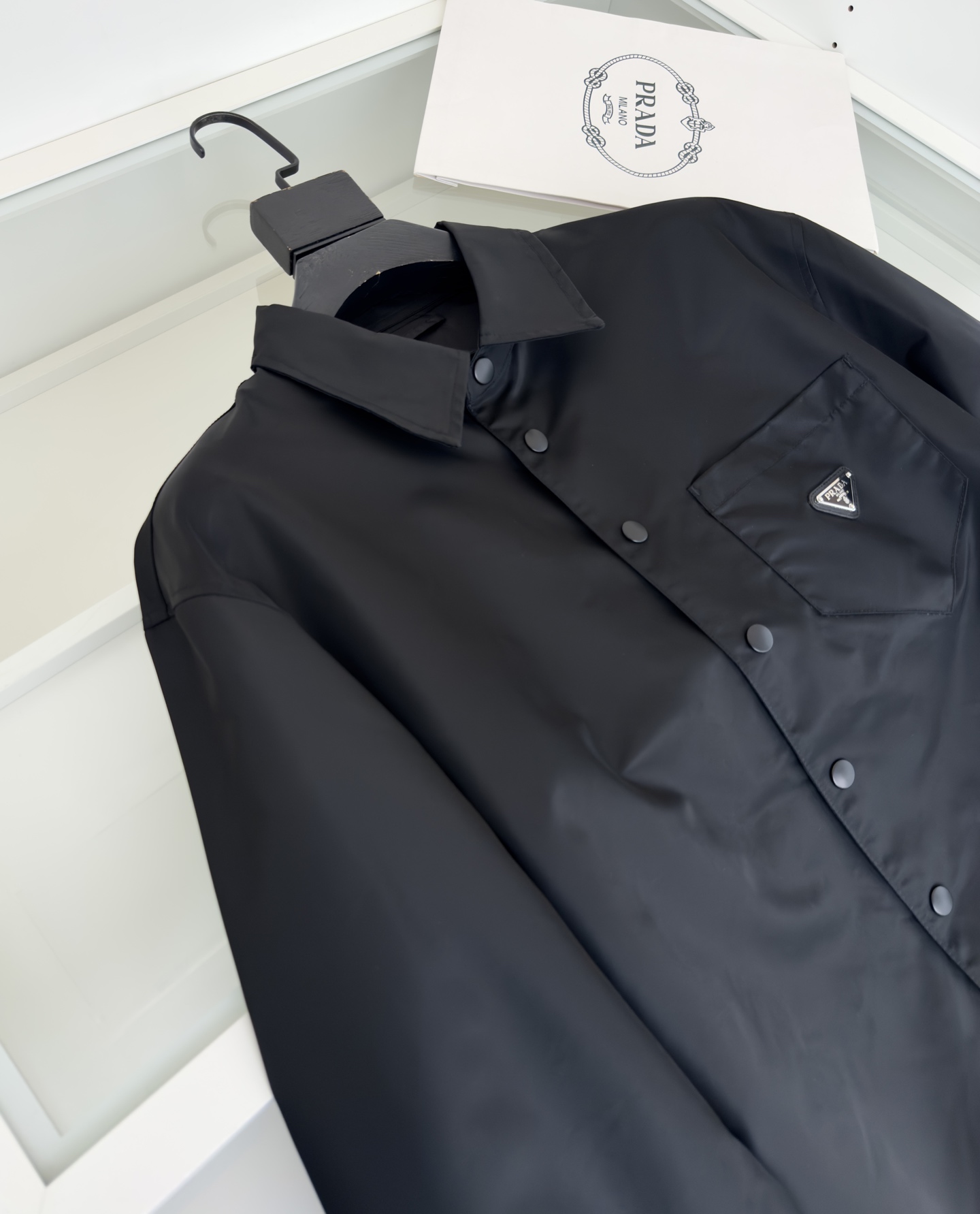“2025 Pr**a Re-Nylon Coats: Redefining Classic Triangle Shape with Aesthetic Simplicity | High-Density Nylon Fabrics” - 图片 3