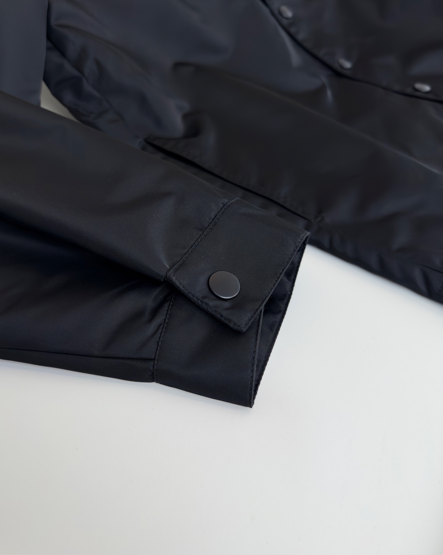 “2025 Pr**a Re-Nylon Coats: Redefining Classic Triangle Shape with Aesthetic Simplicity | High-Density Nylon Fabrics” - 图片 7