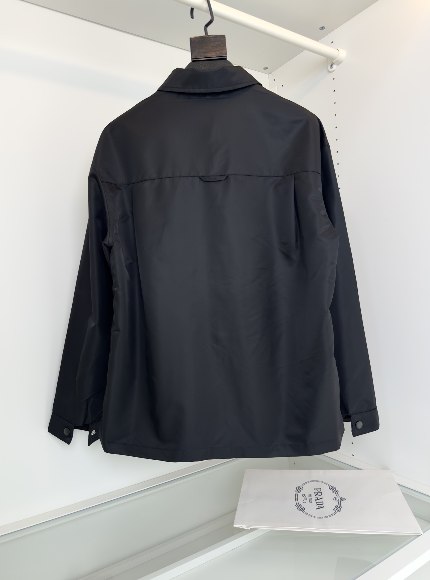 “2025 Pr**a Re-Nylon Coats: Redefining Classic Triangle Shape with Aesthetic Simplicity | High-Density Nylon Fabrics” - 图片 2