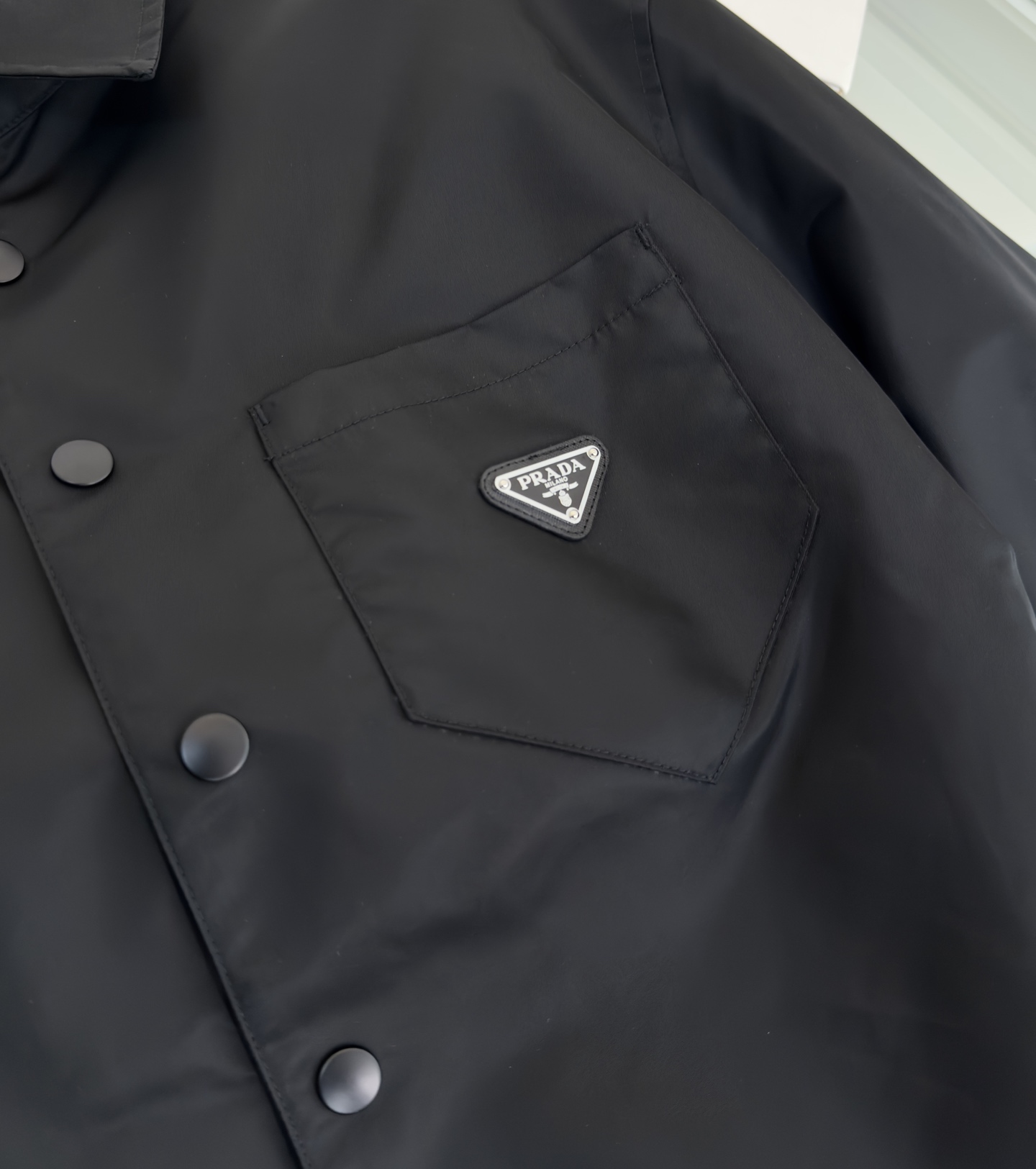 “2025 Pr**a Re-Nylon Coats: Redefining Classic Triangle Shape with Aesthetic Simplicity | High-Density Nylon Fabrics” - 图片 4
