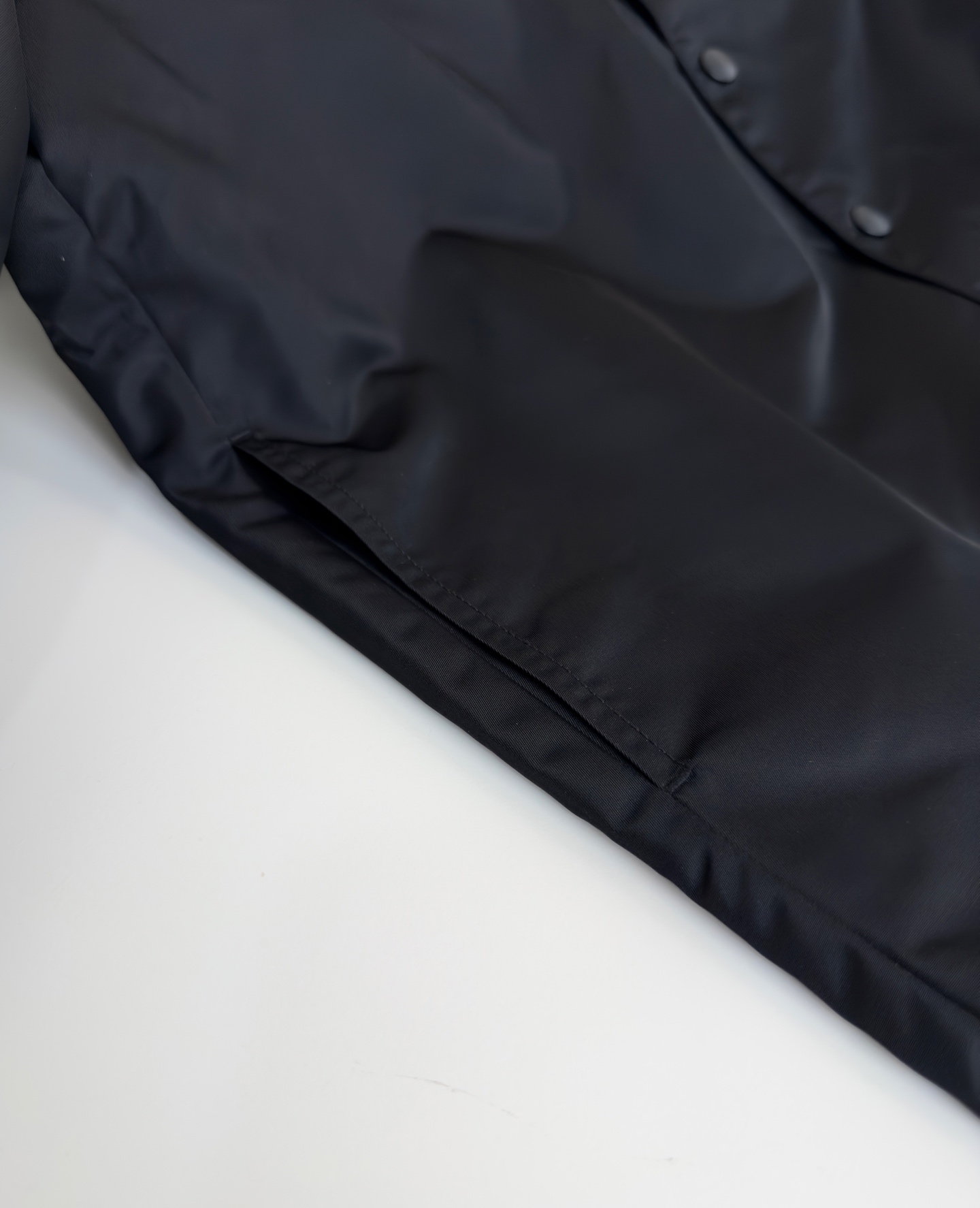 “2025 Pr**a Re-Nylon Coats: Redefining Classic Triangle Shape with Aesthetic Simplicity | High-Density Nylon Fabrics” - 图片 6