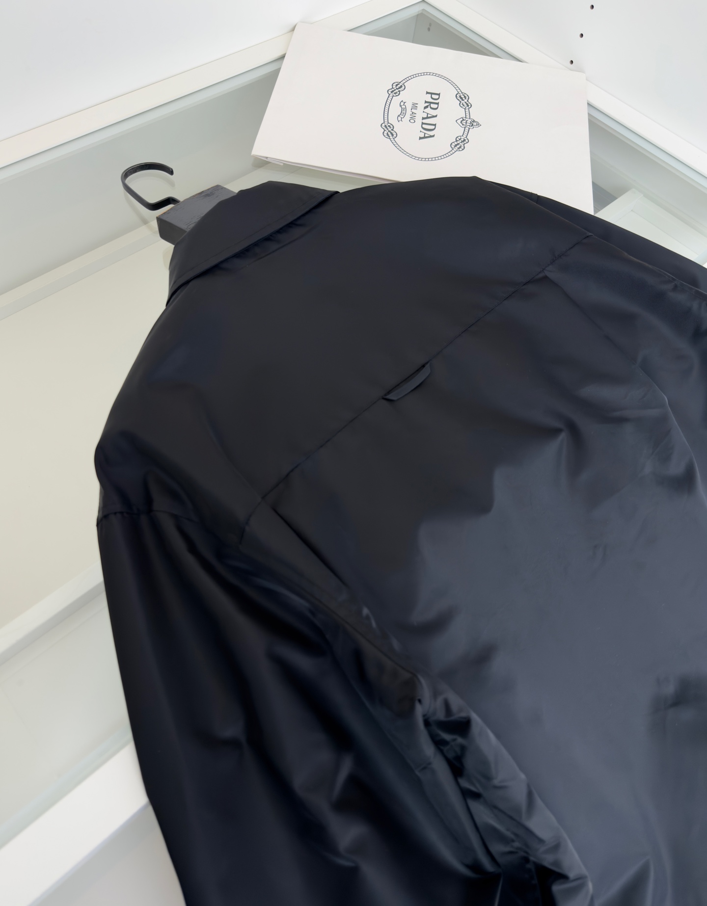 “2025 Pr**a Re-Nylon Coats: Redefining Classic Triangle Shape with Aesthetic Simplicity | High-Density Nylon Fabrics” - 图片 9