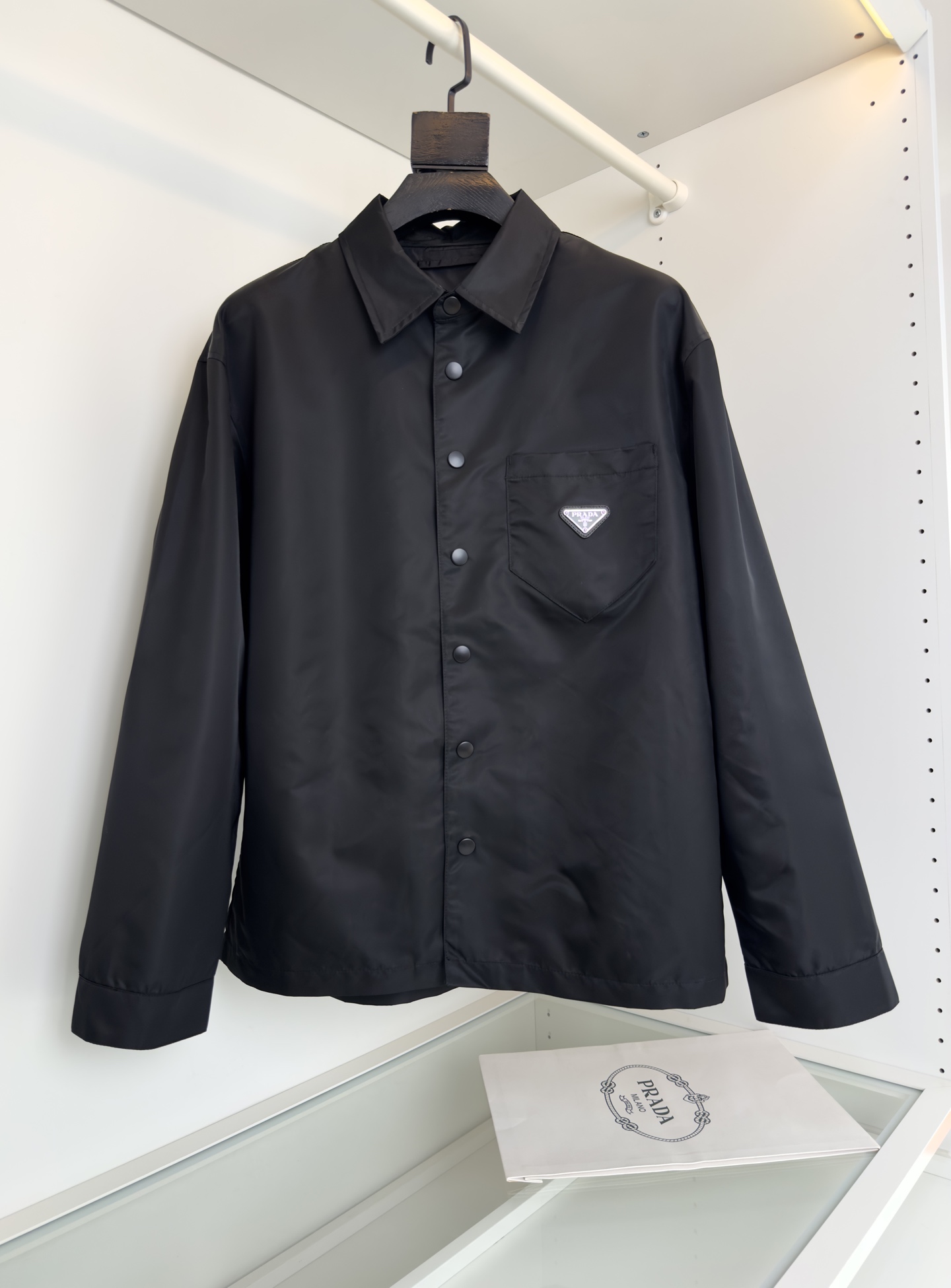 “2025 Pr**a Re-Nylon Coats: Redefining Classic Triangle Shape with Aesthetic Simplicity | High-Density Nylon Fabrics” - 图片 1