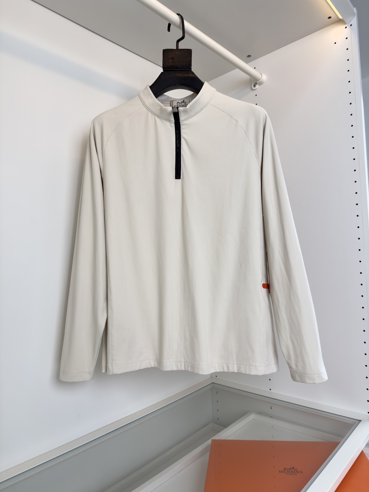 “Japanese Men’s Fashion Trends 2021: Half-Zip Design, Logo Touch Buttons, Geometric Tailoring, Cosmopolitan Fabrics” - 图片 1