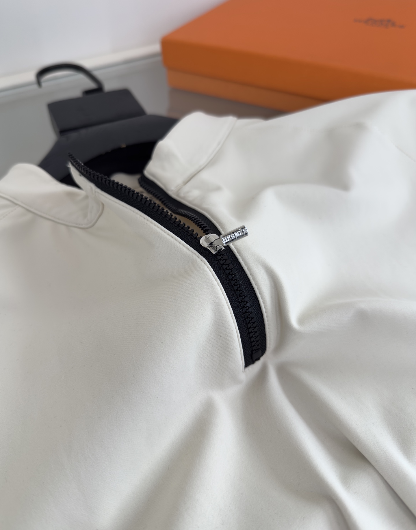 “Japanese Men’s Fashion Trends 2021: Half-Zip Design, Logo Touch Buttons, Geometric Tailoring, Cosmopolitan Fabrics” - 图片 5