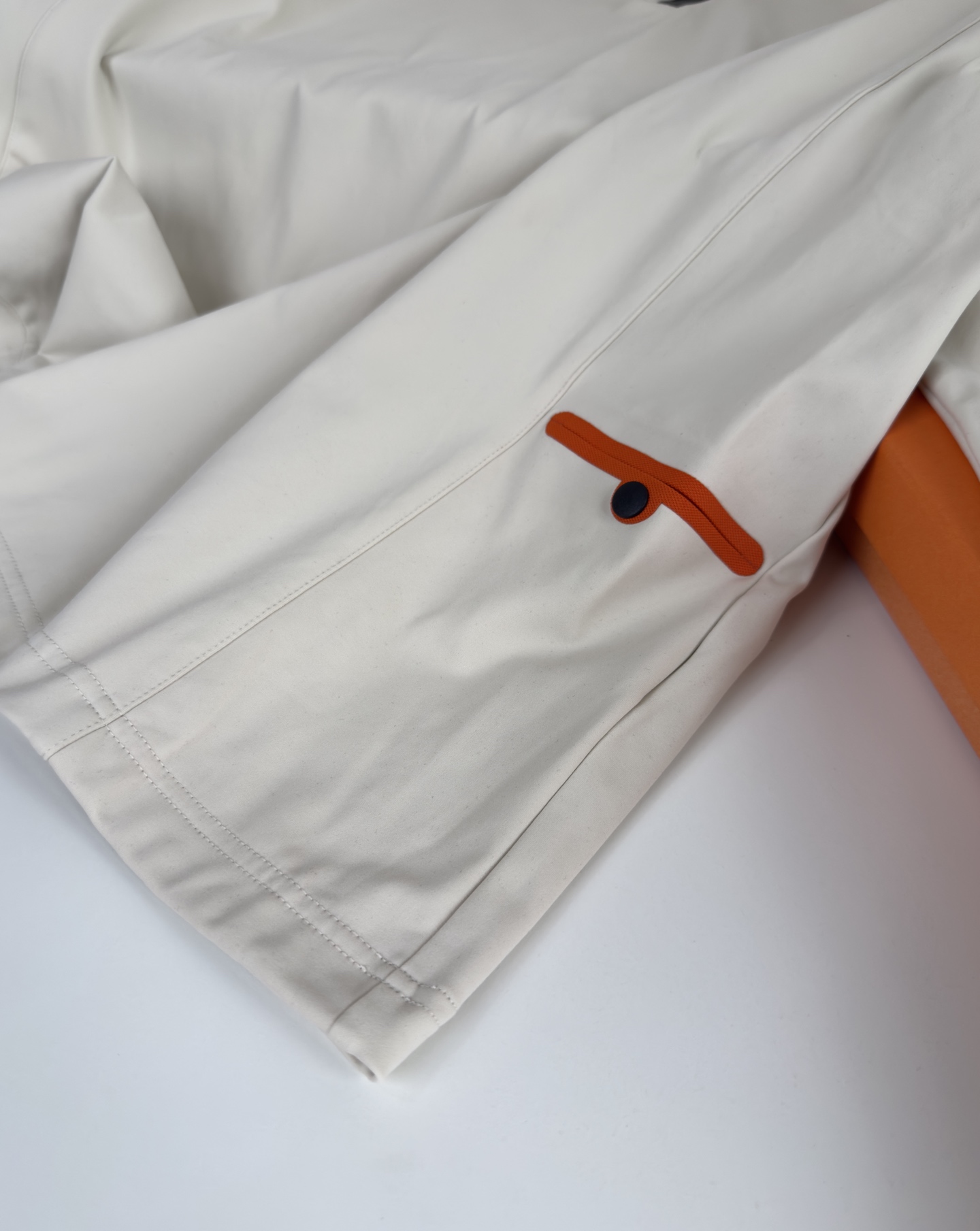 “Japanese Men’s Fashion Trends 2021: Half-Zip Design, Logo Touch Buttons, Geometric Tailoring, Cosmopolitan Fabrics” - 图片 7