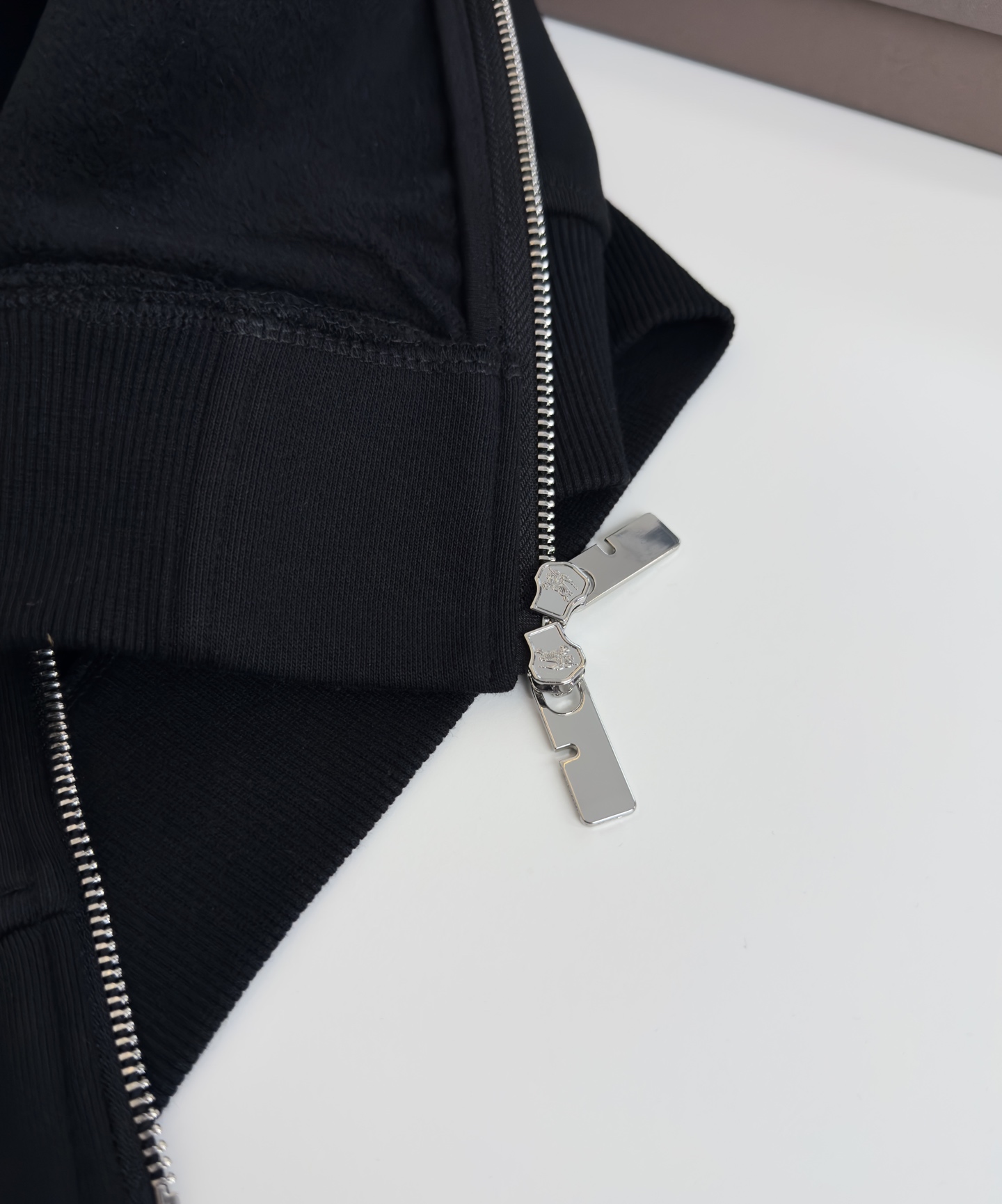 “Classic Bur*erry Branded Hat with Horseman’s Emblem – Stylish Fashion for Fall and Winter, Comfortable and Versatile” - 图片 7